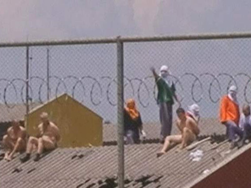 Inmates take guards hostage on the roof of Guarapuava prison