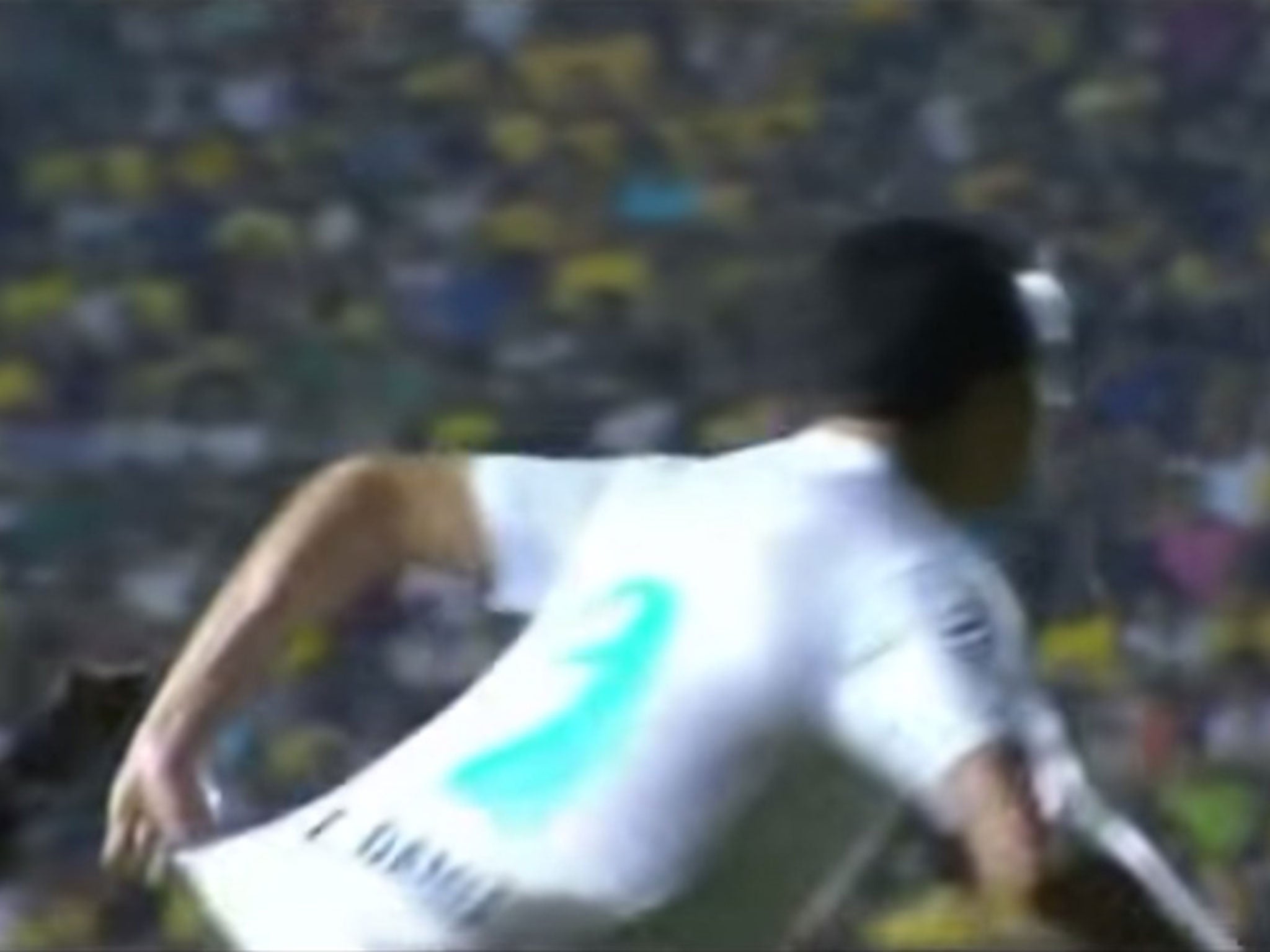 Leandro Damiao pulls his own shirt