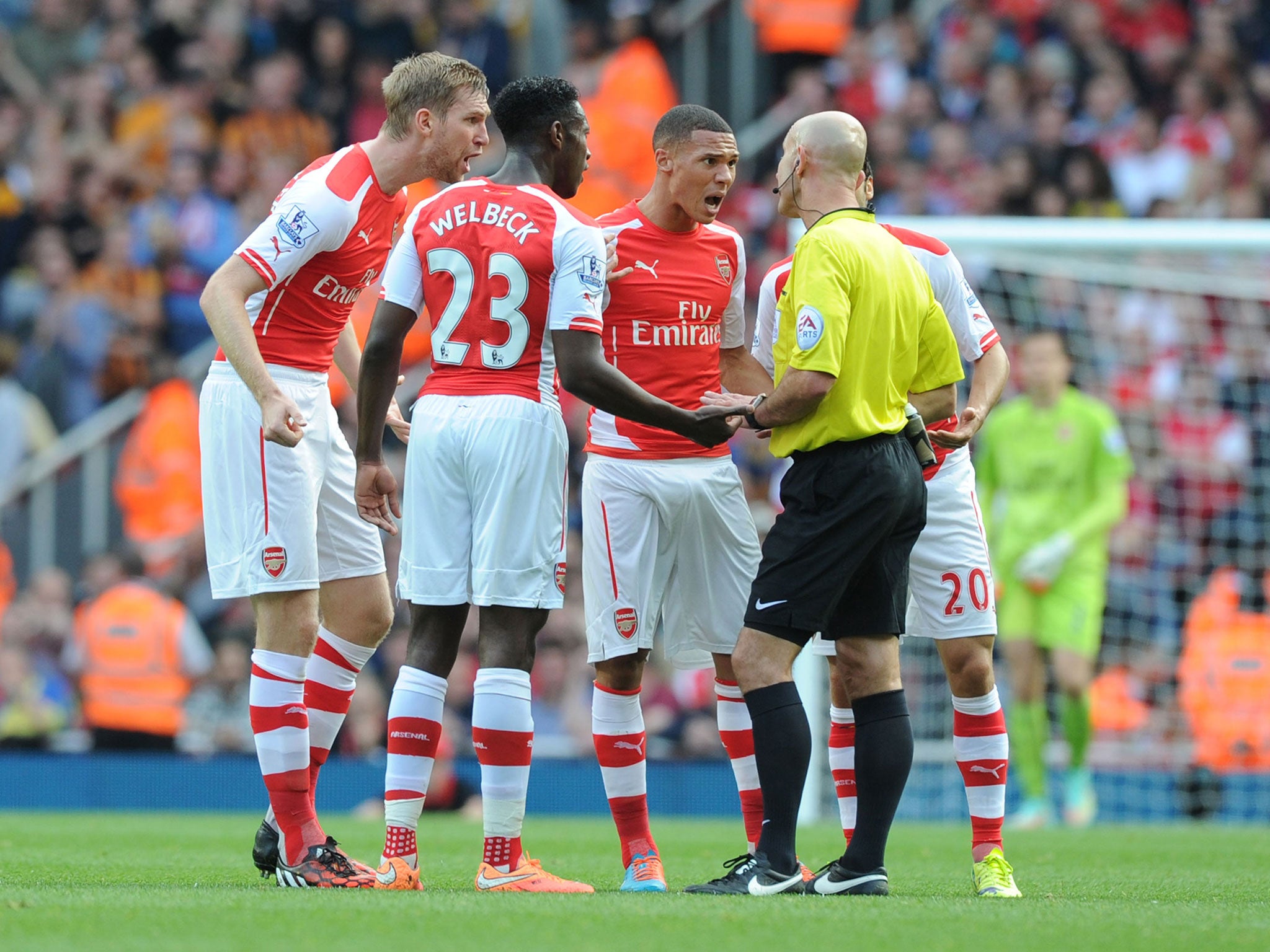 Danny Welbeck, Per Mertesacker and Kieran Gibbs complain about Hull's equaliser