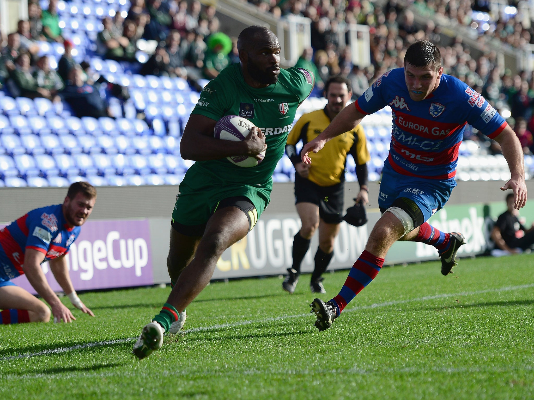 Stefan Basson of Rovigo fails to stop Topsy Ojo of London Irish from scoring a try