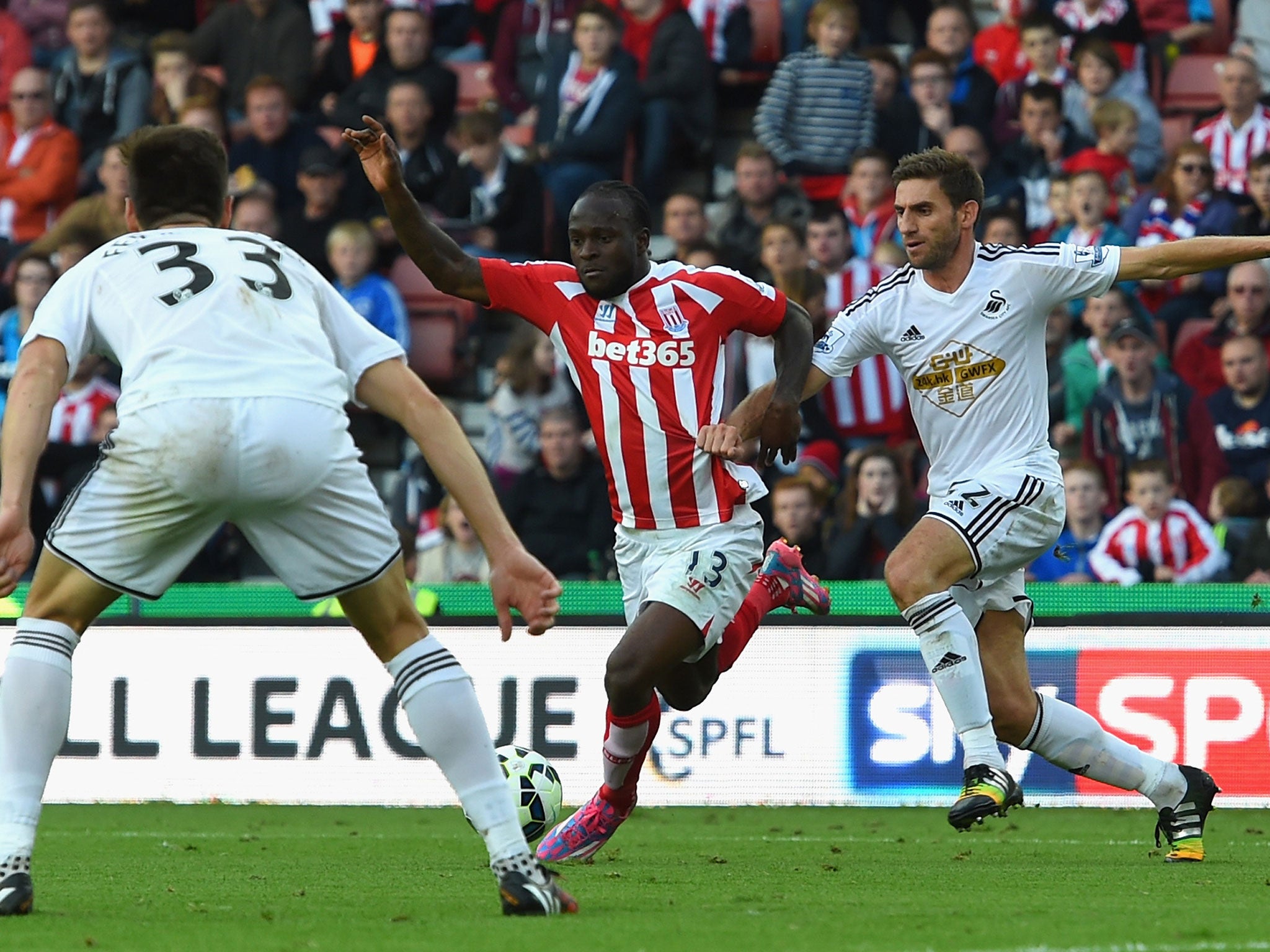 Moses goes down in the penalty box under the challenge of Angel Rangel