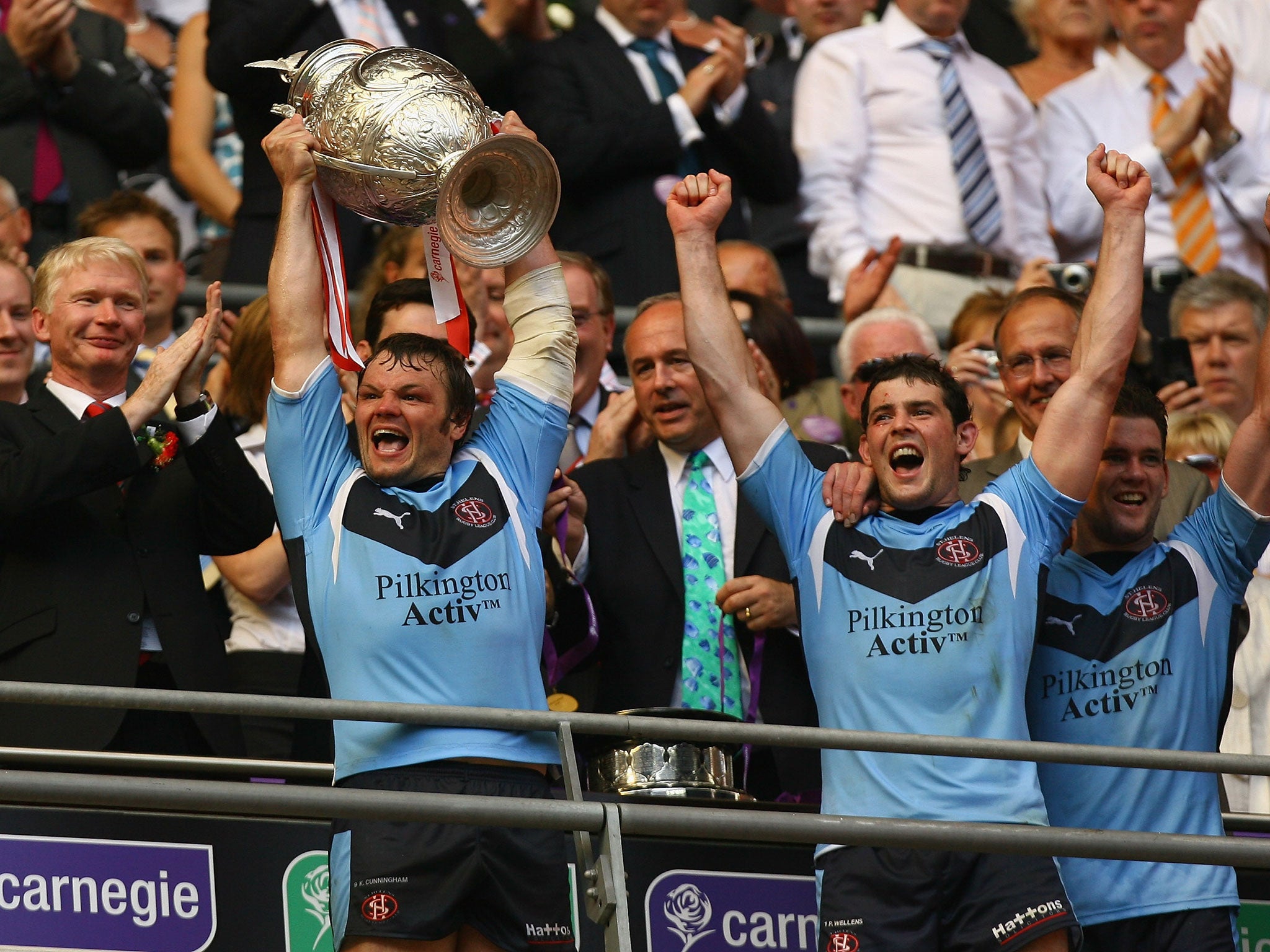 Keiron Cunningham lifts the 2008 Challenge Cup trophy for St Helens