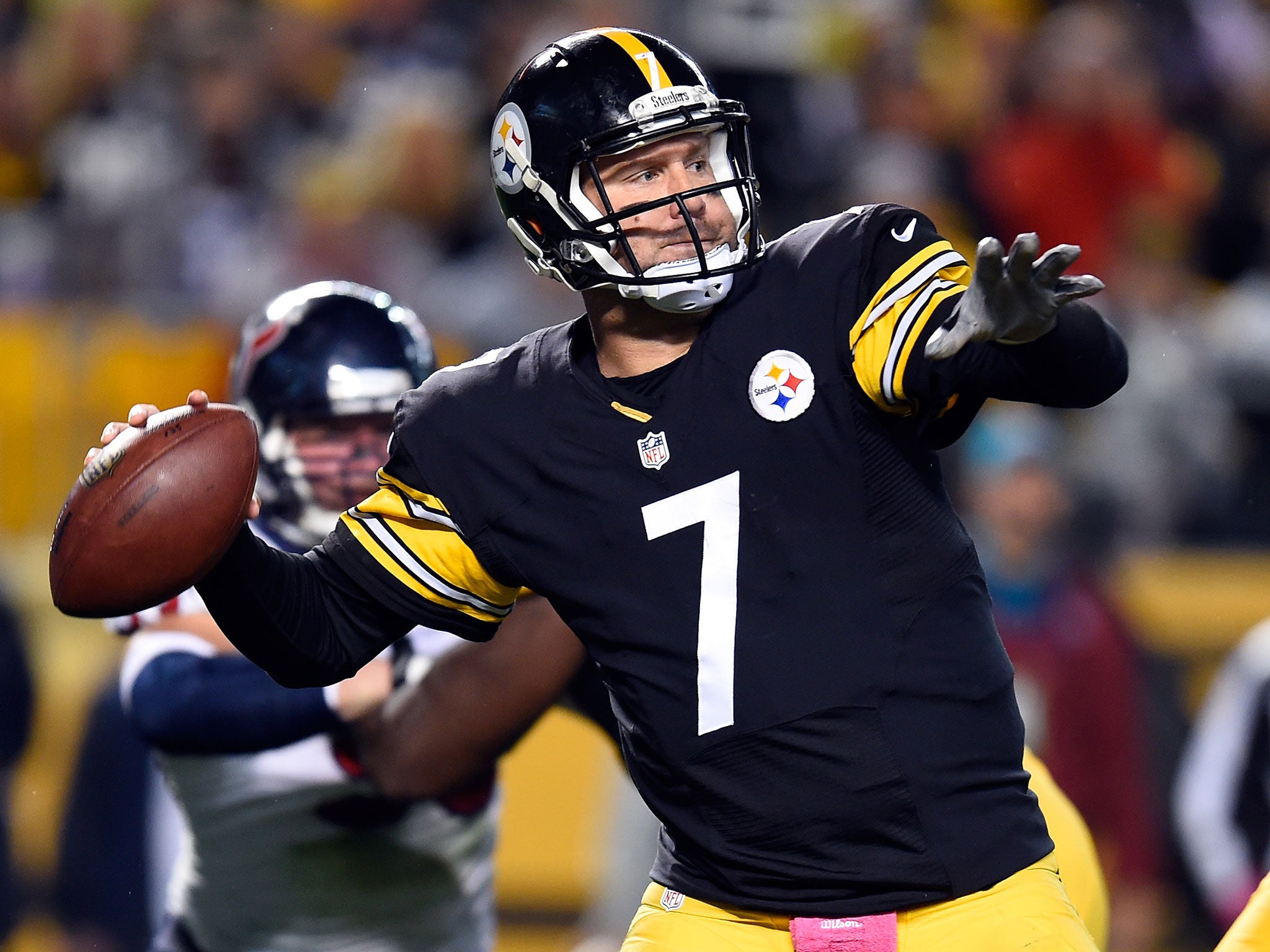 Roethlisberger seeks out a wide receiver during the win over the Houston Texans