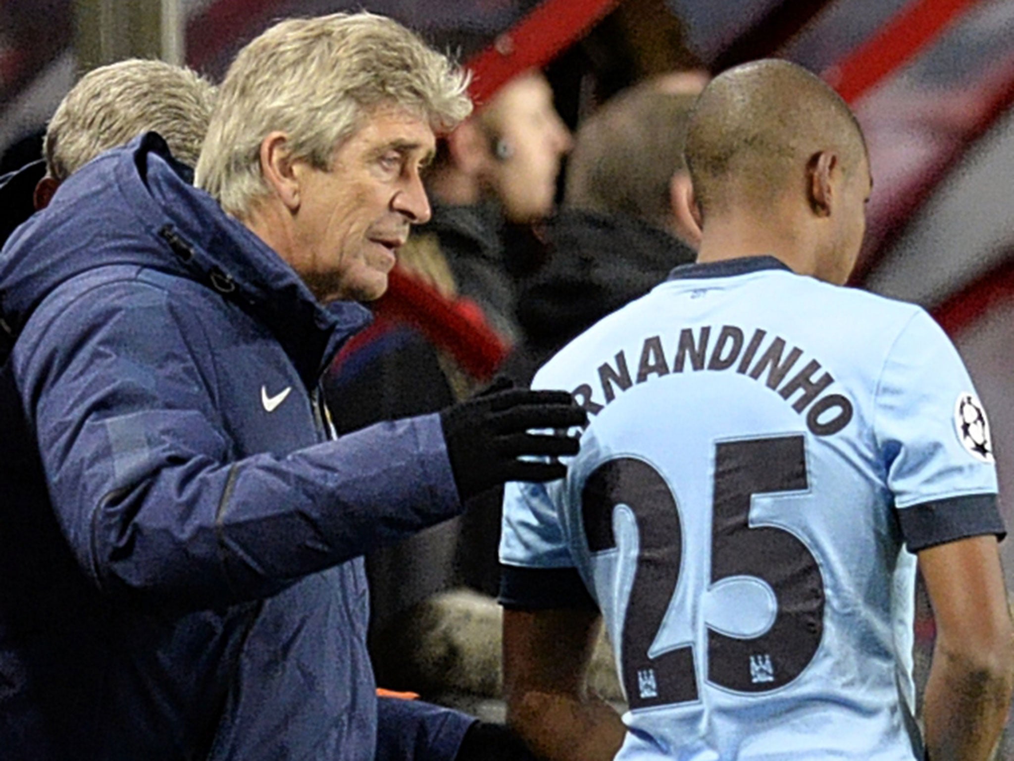 Manuel Pellegrini speaks to Fernandinho on Tuesday night