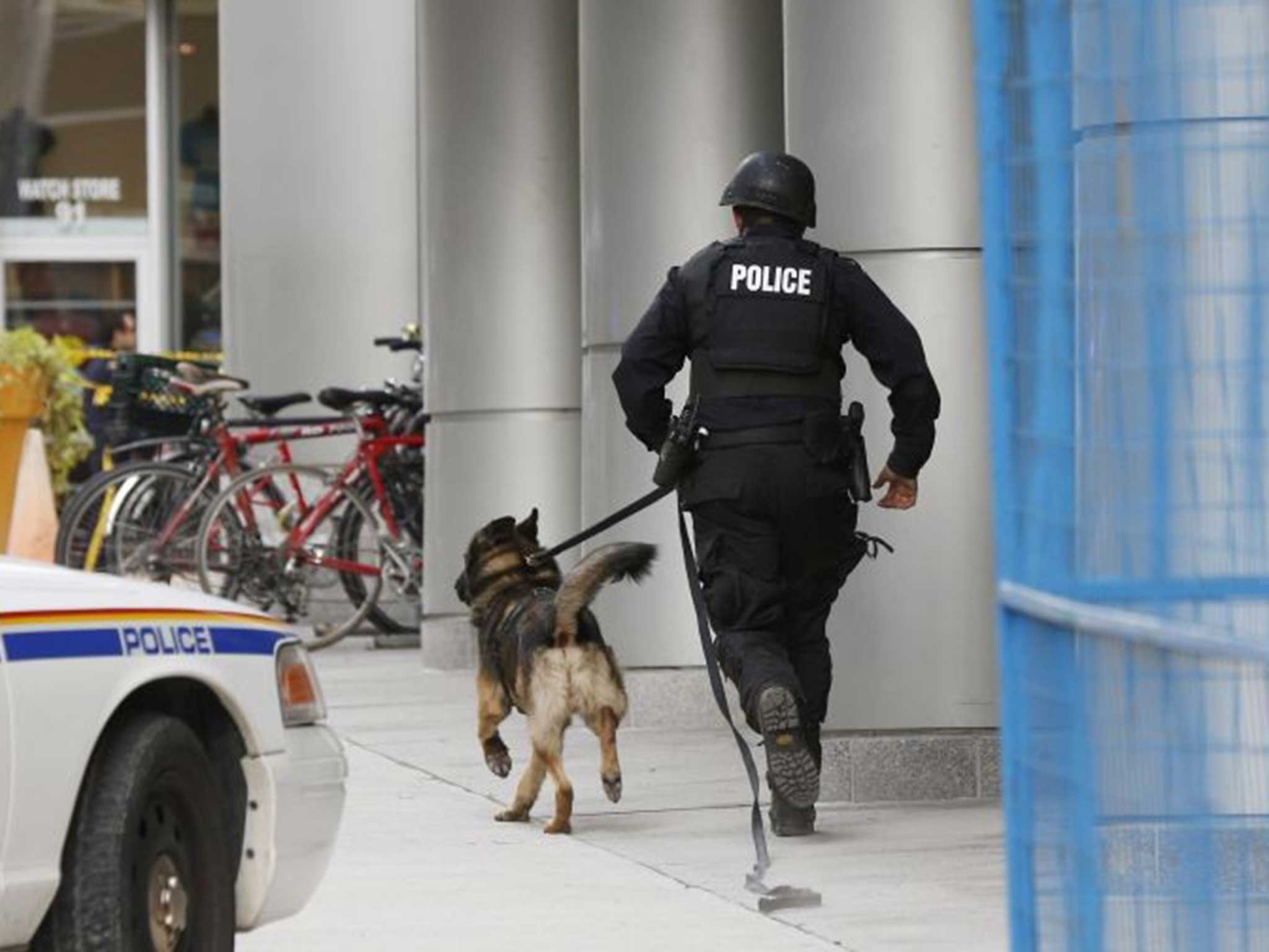 A policeman running towards the scene