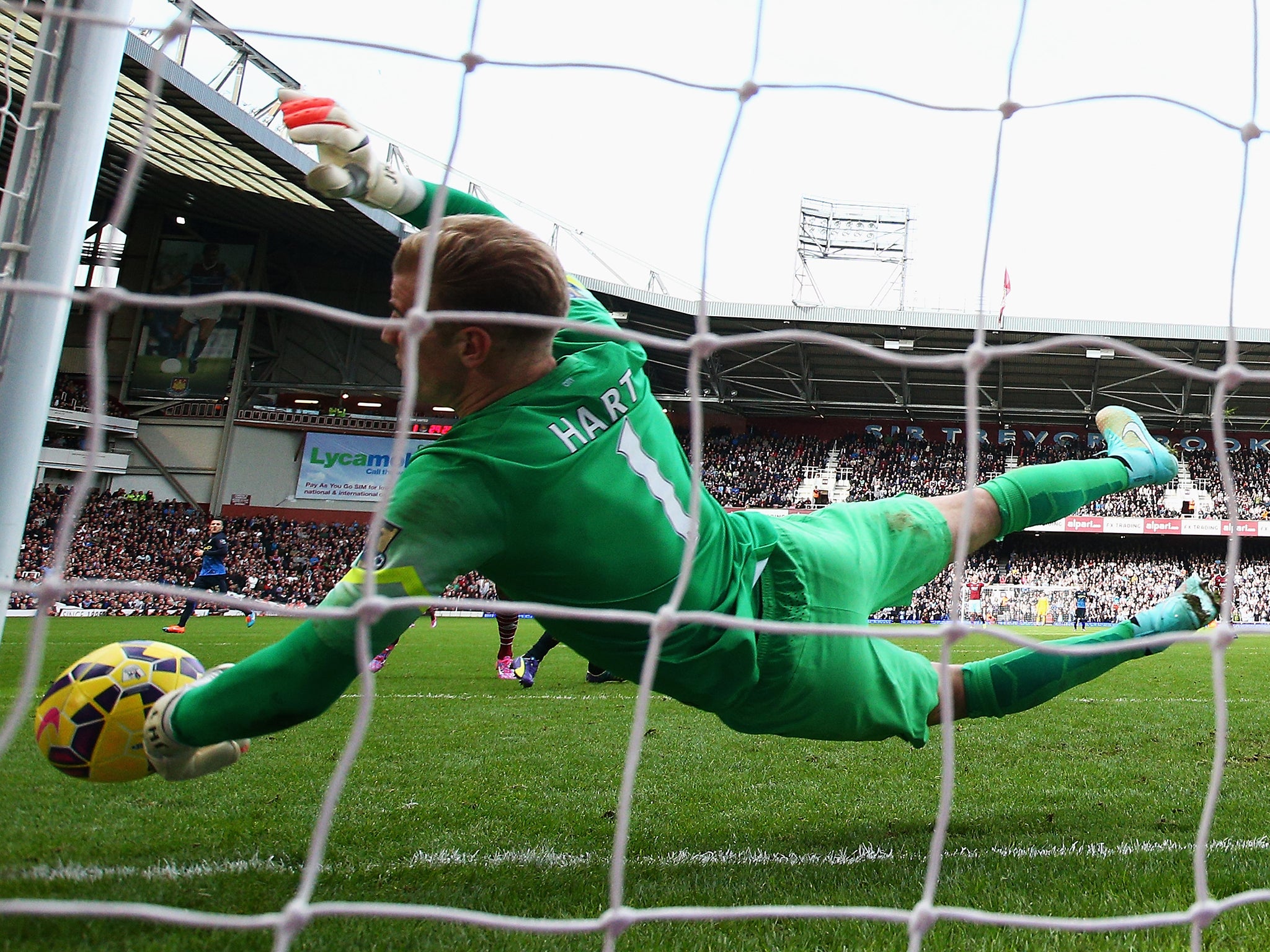 Joe Hart of Manchester City fails to stop the header by Diafra Sakho