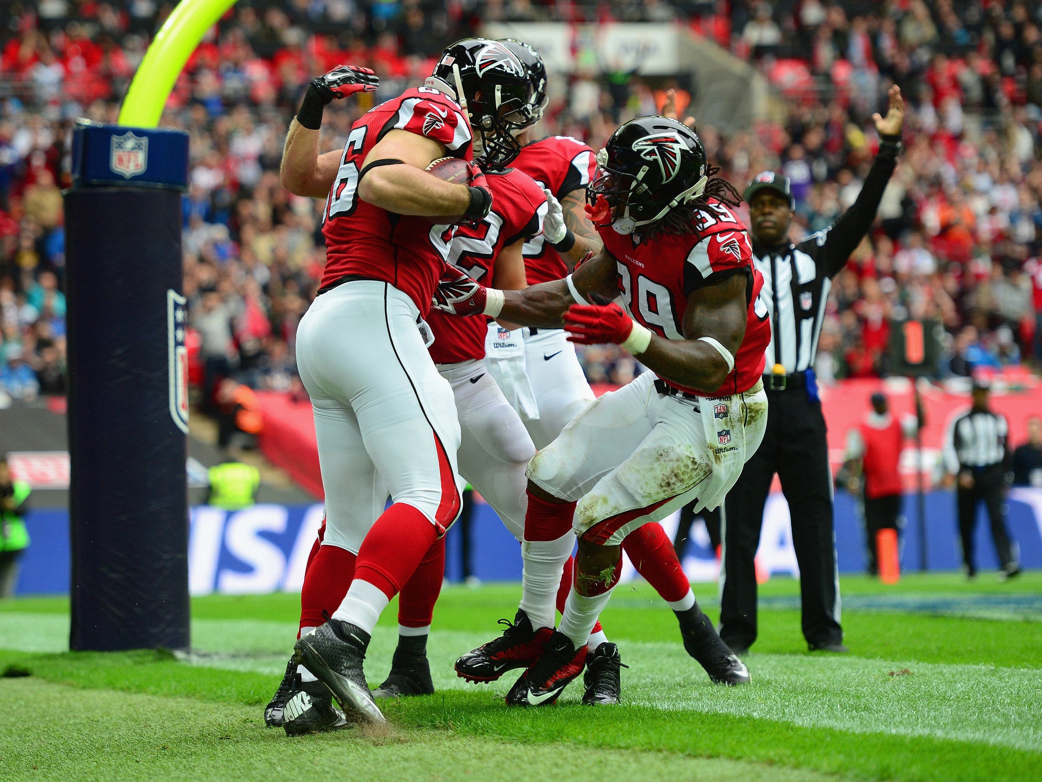 Bear Pascoe scores a touchdown for the Falcons