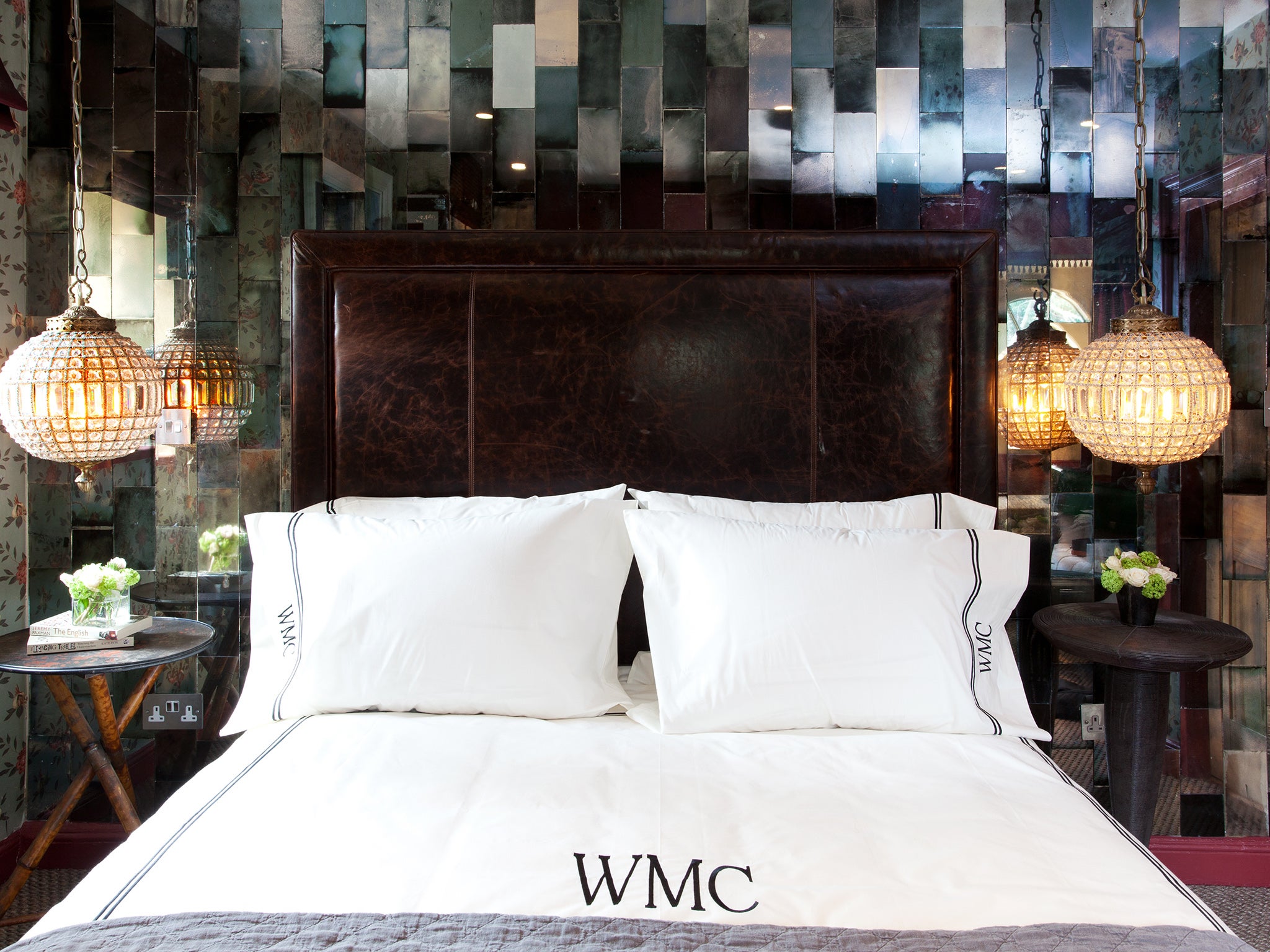 Water Meadow Cottage-master bed. Blenheim.