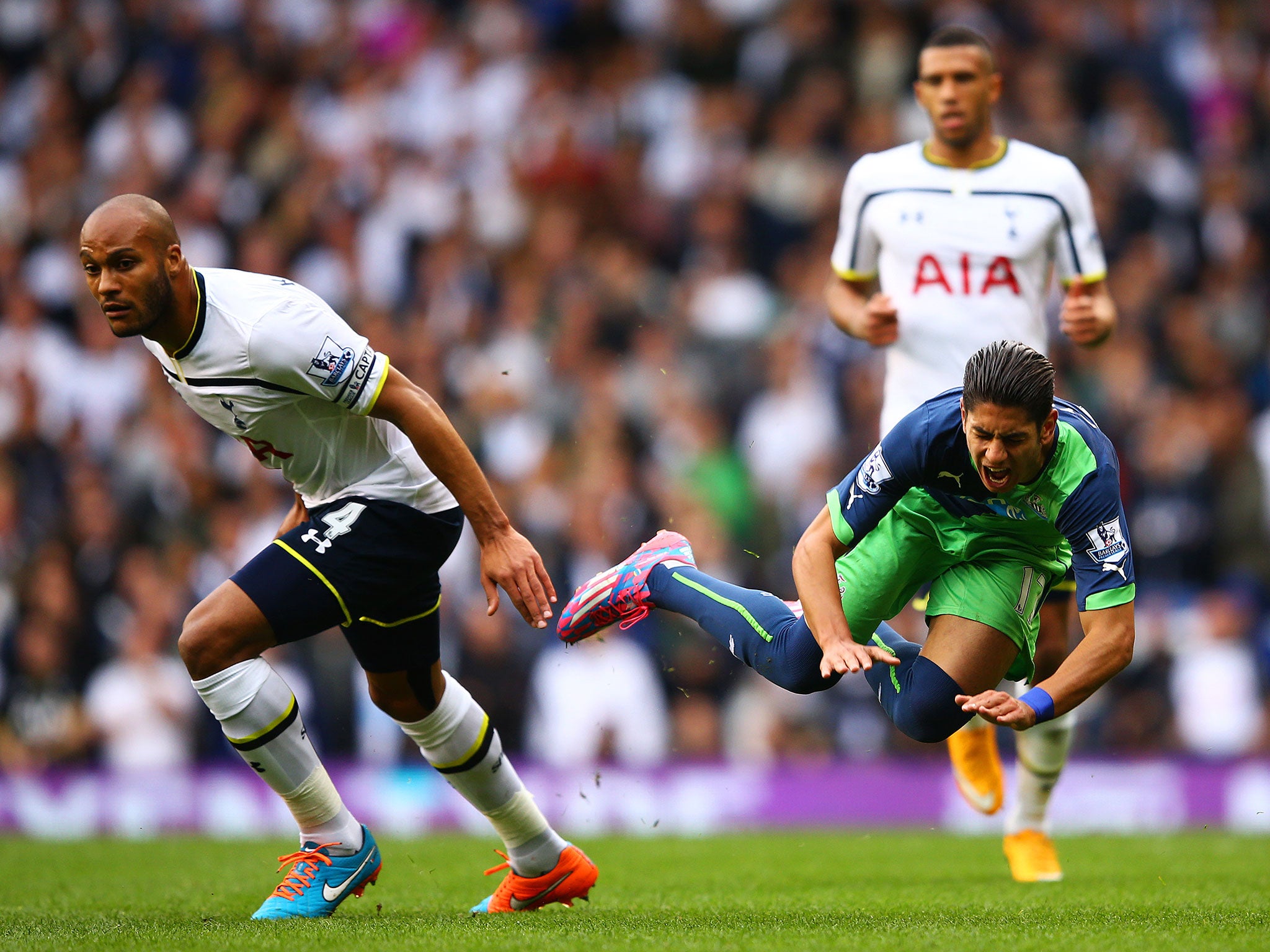 Younes Kaboul tackles Ayoze Perez