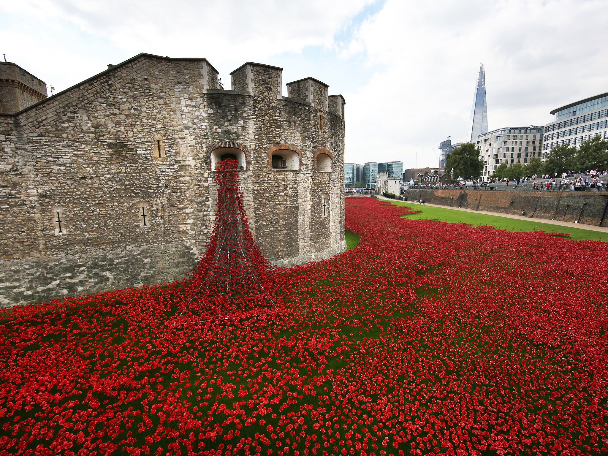 'Blood Swept Lands and Seas of Red' by artist Paul Cummins, made up of 888,246 ceramic poppies fills the moat of the Tower of London, to commemorate the First World War in London