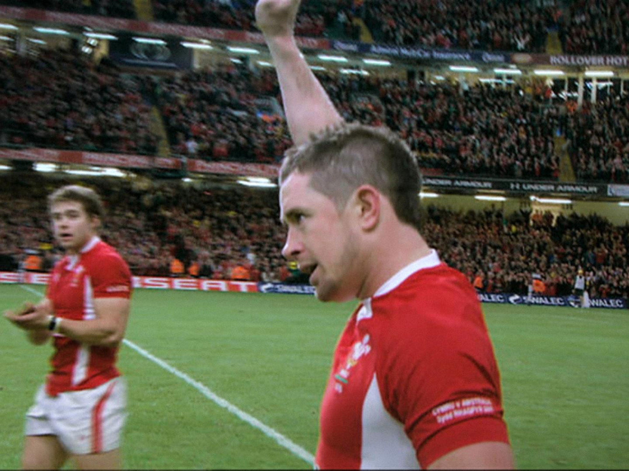 Williams waves goodbye to the Welsh crowd at the Millennium Stadium