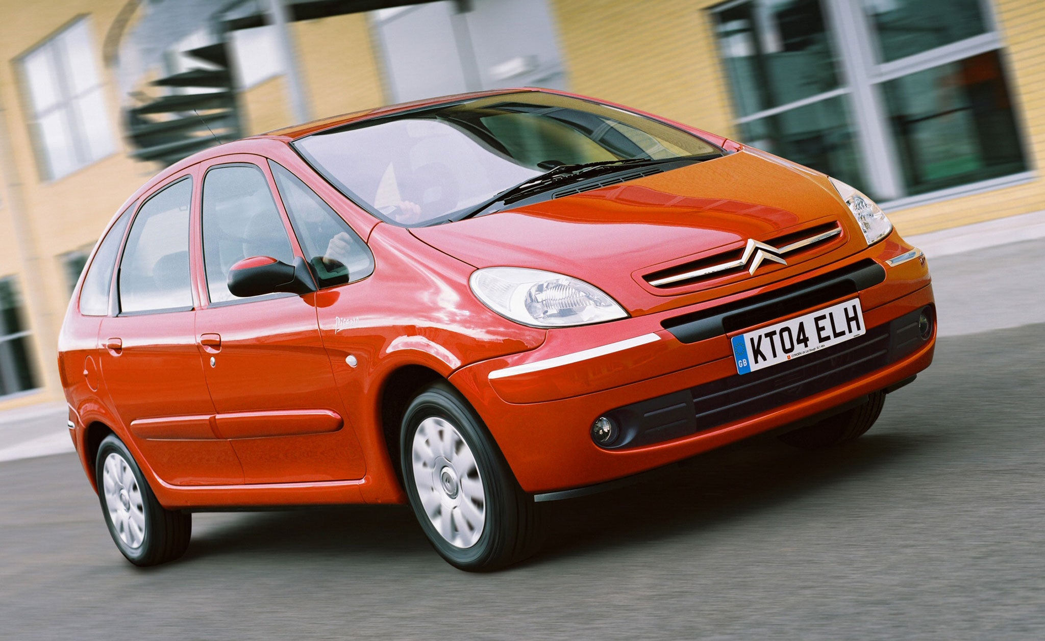 Citroën Xsara Picasso has lots of room inside and a massive boot with a low loading lip