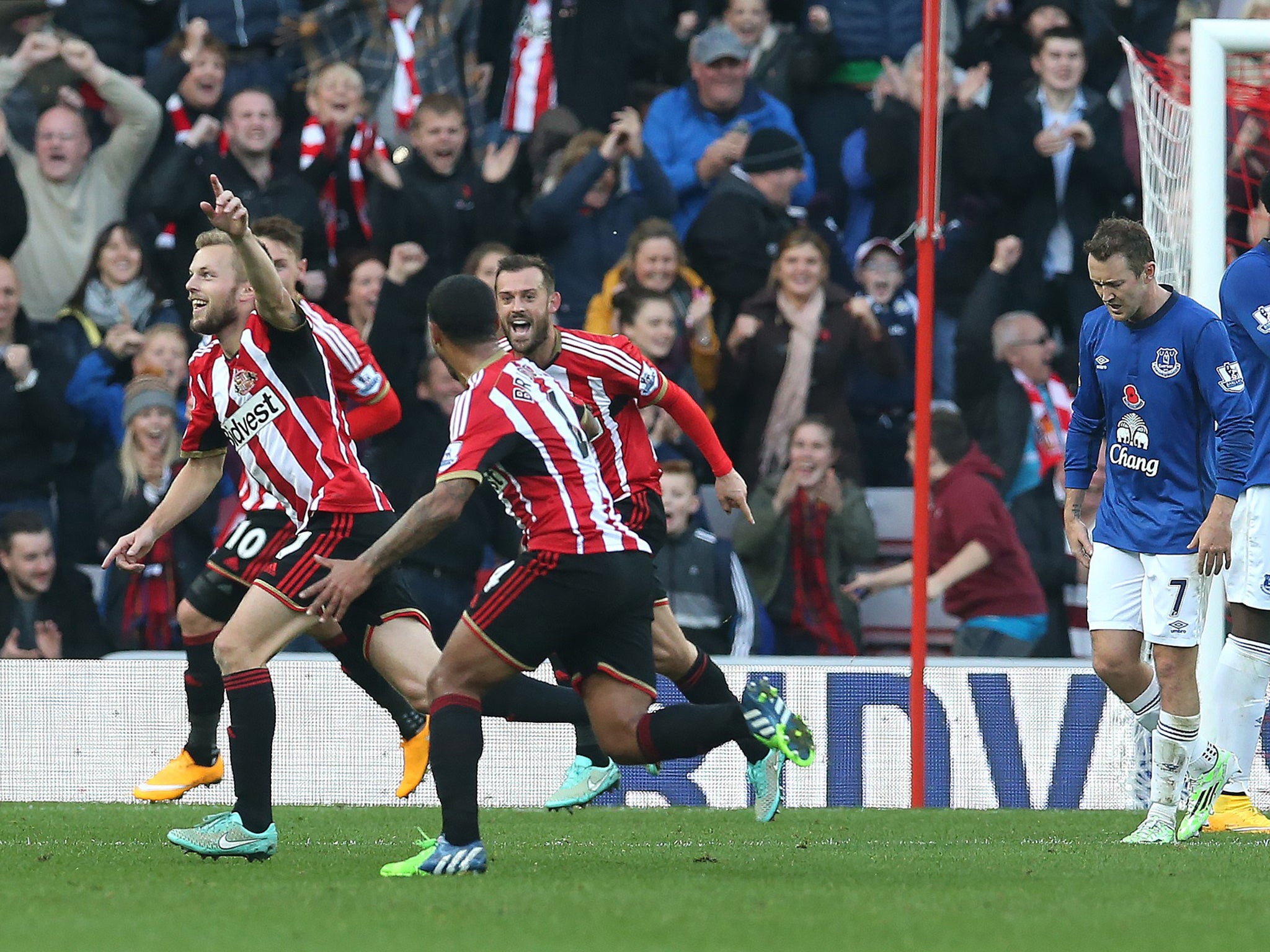 Sebastian Larsson celebrates putting Sunderland in the lead against Everton