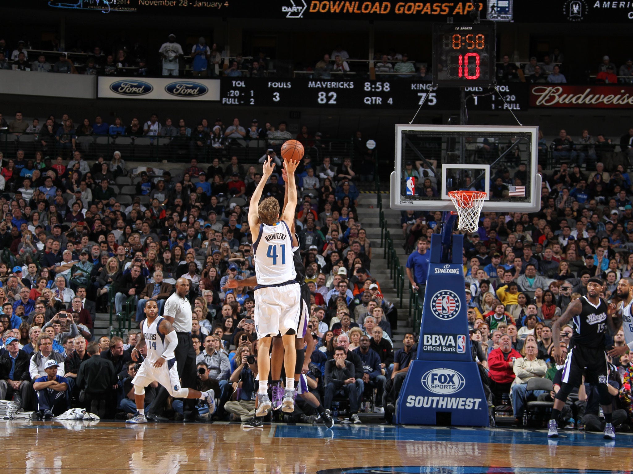 Nowitzki's record-breaking shot in the fourth quarter