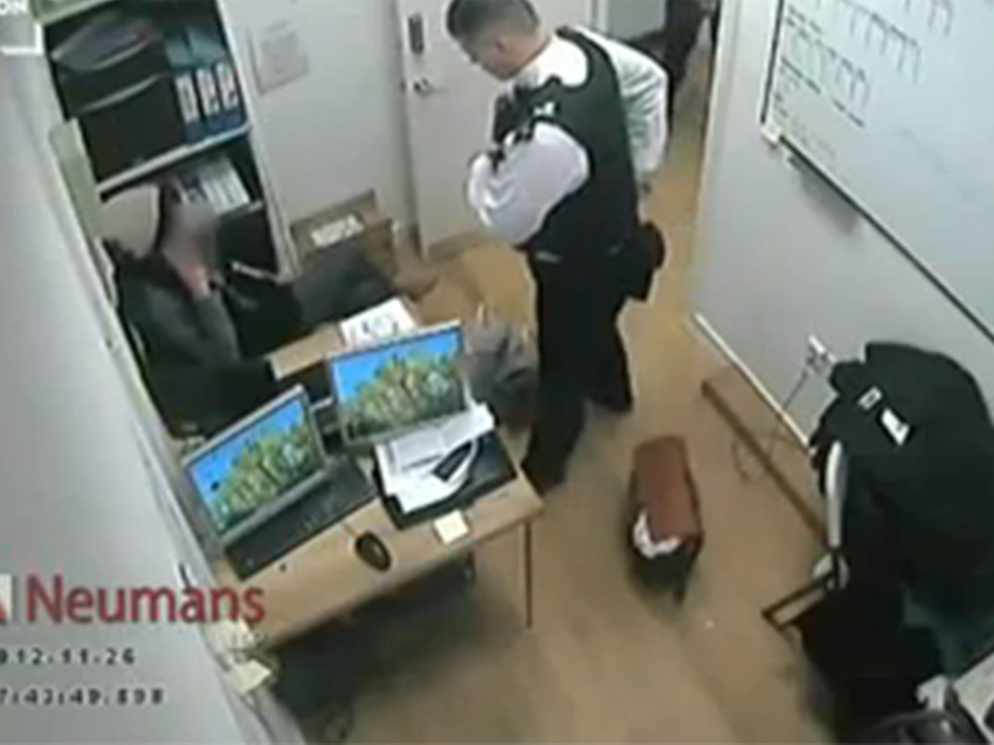 An officer has been dismissed from the Metropolitan Police after video emerged of him punching a suspected shoplifter.