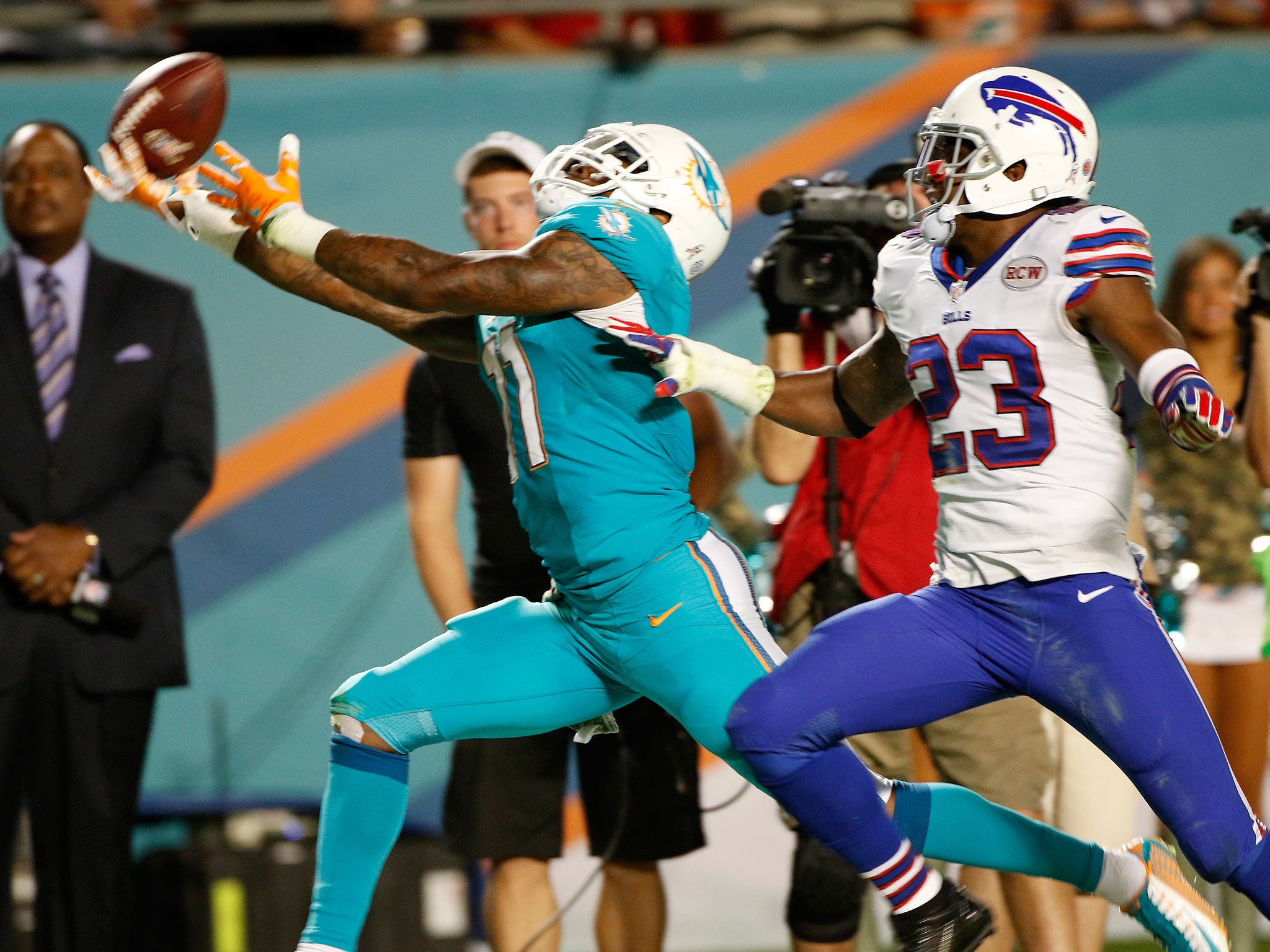 Dolphins wide receiver Mike Wallace hauls in a pass