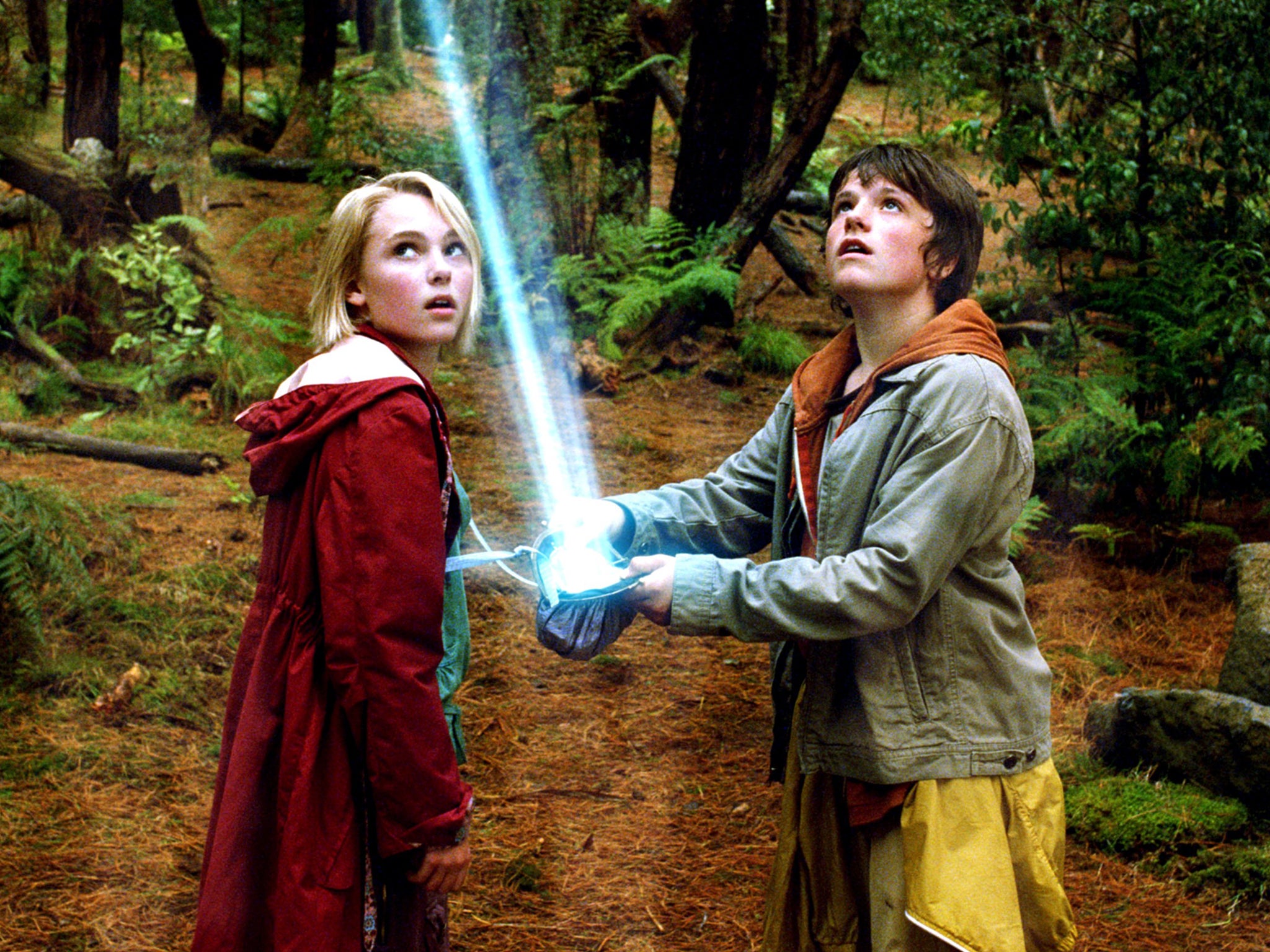 Josh Hutcherson and AnnaSophia Robb in 'Bridge To Terabithia' in 2007