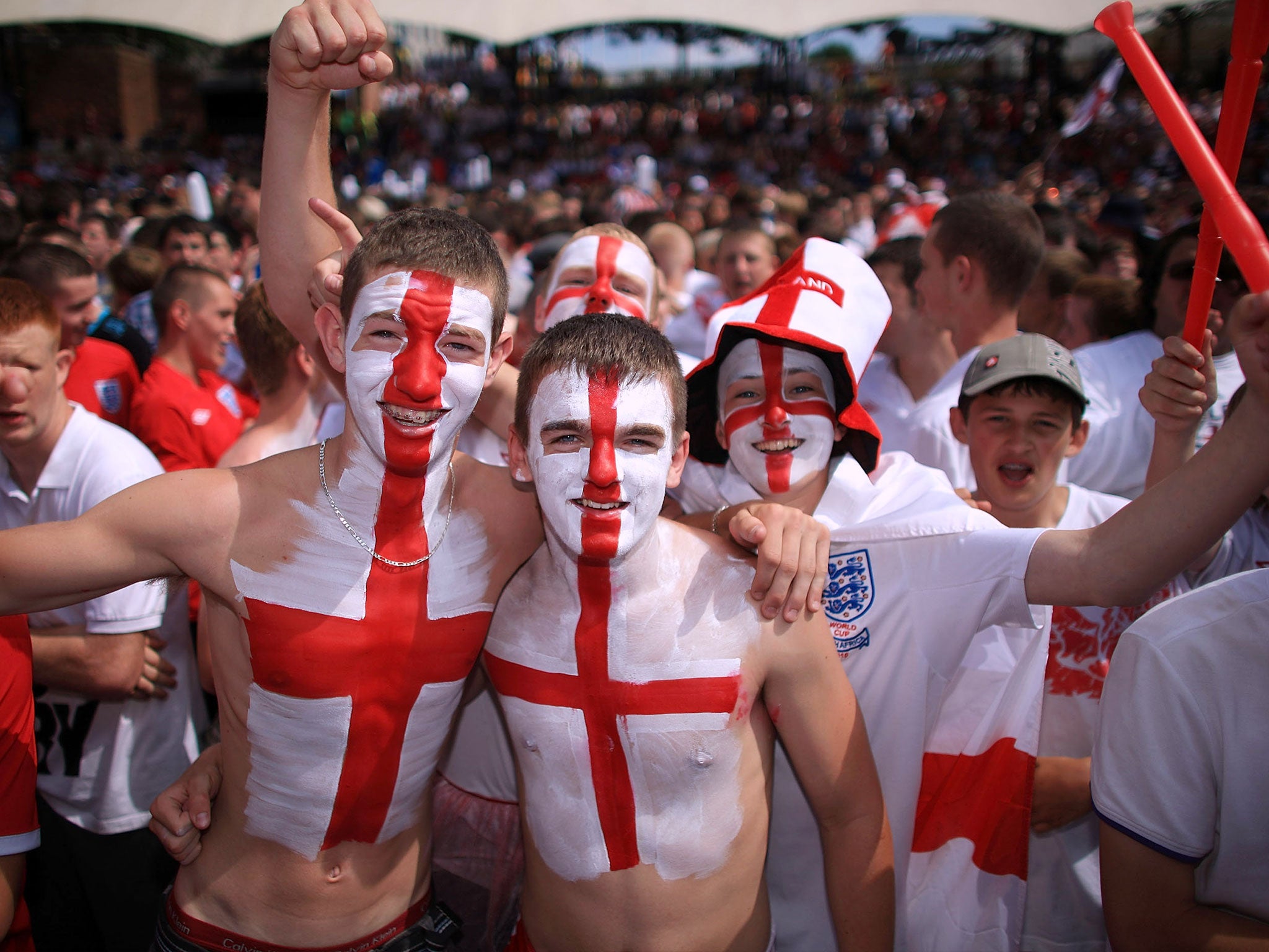 David Goldblatt’s remit is broader – to
link football to the wider story of English
society and he pulls off this difficult feat
backed by prodigious research and a fluent
writing style.