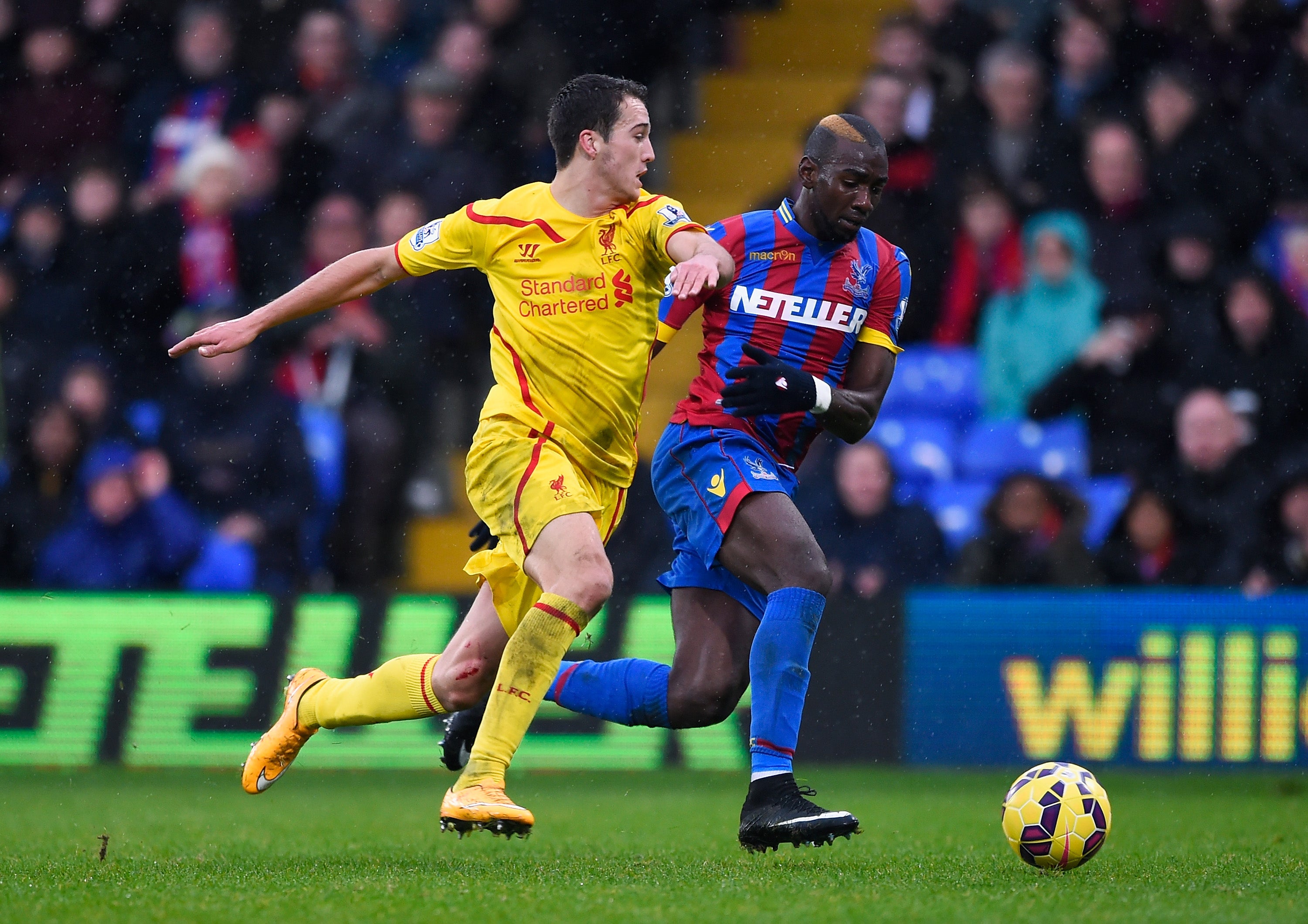 Javier Manquillo is passed by Yannick Bolasie