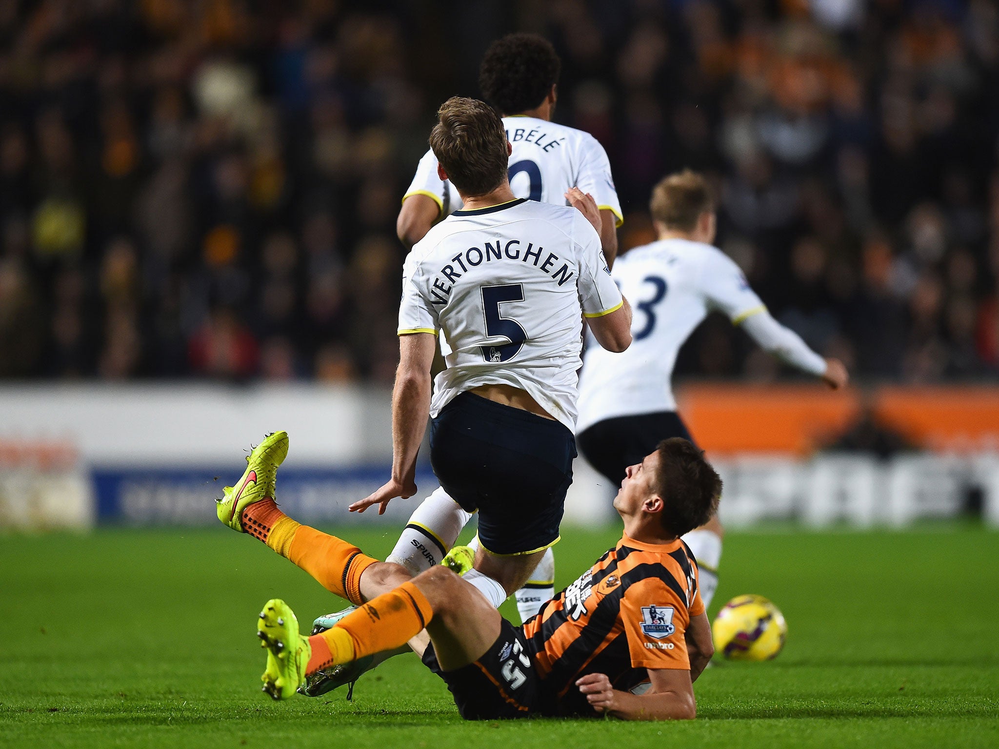 Gaston Ramirez kicks out at Jan Vertonghen