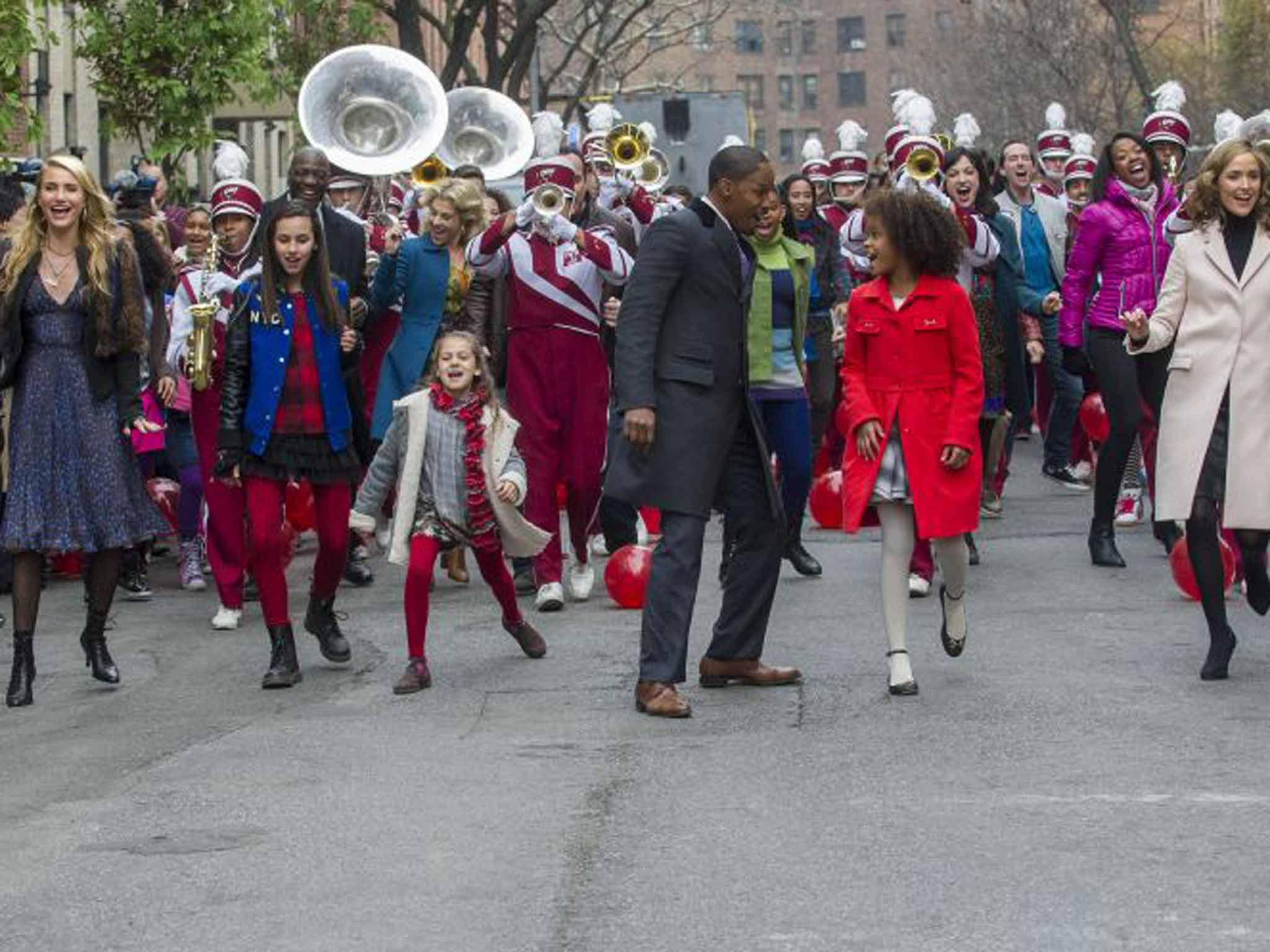 The tomorrow people: Cameron Diaz, Jamie Foxx, Quvenzhane Wallis as Annie and Rose Byrne