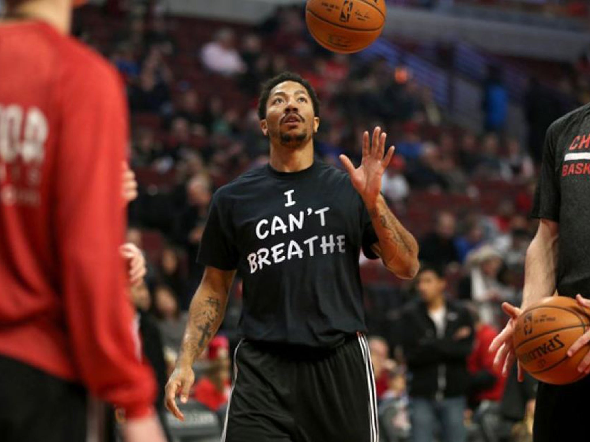 Derrick Rose, the first to wear an 'I Can't Breathe' shirt on Saturday