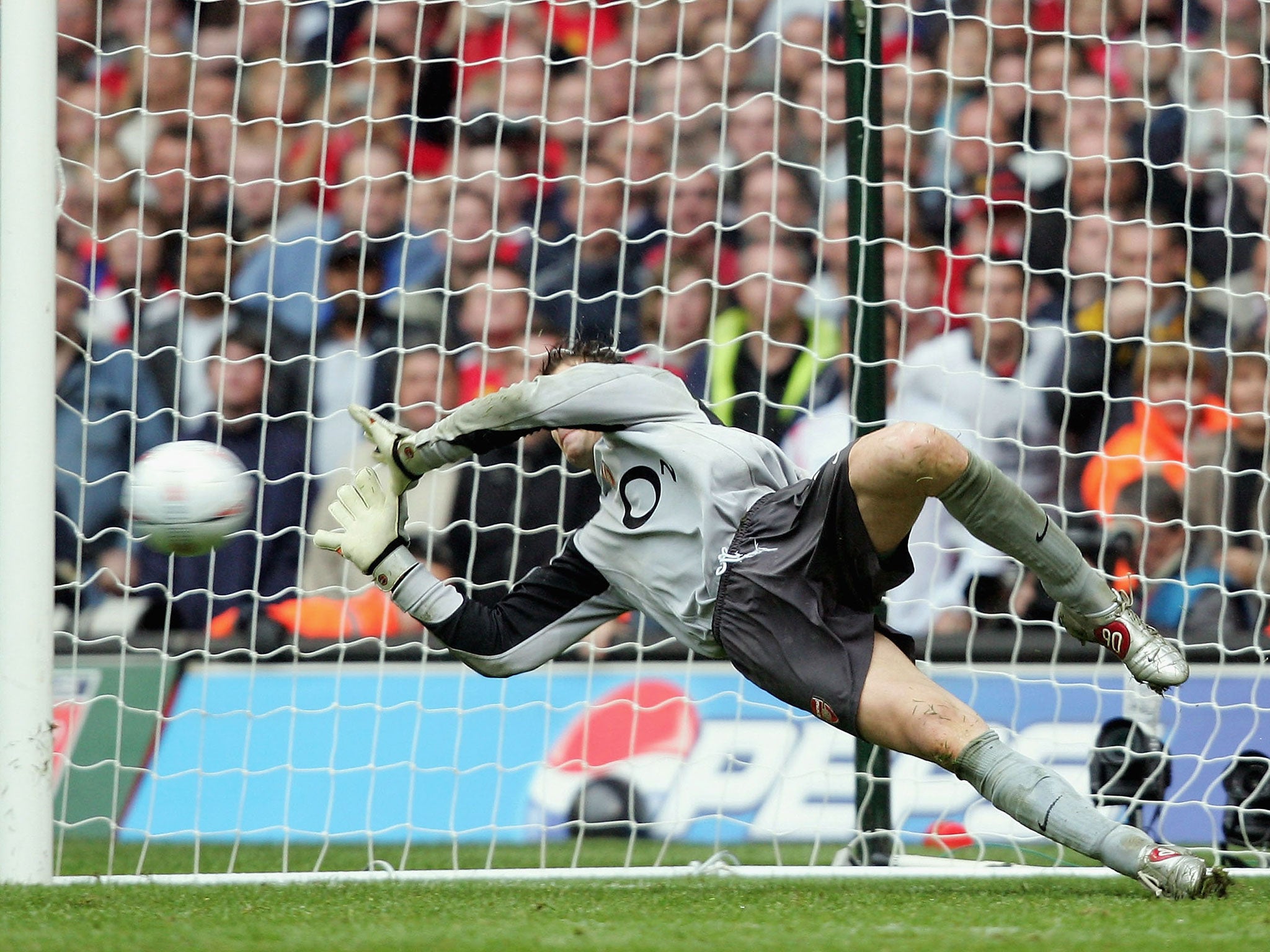 Lehmann saves Scholes penalty in the 2005 FA Cup final