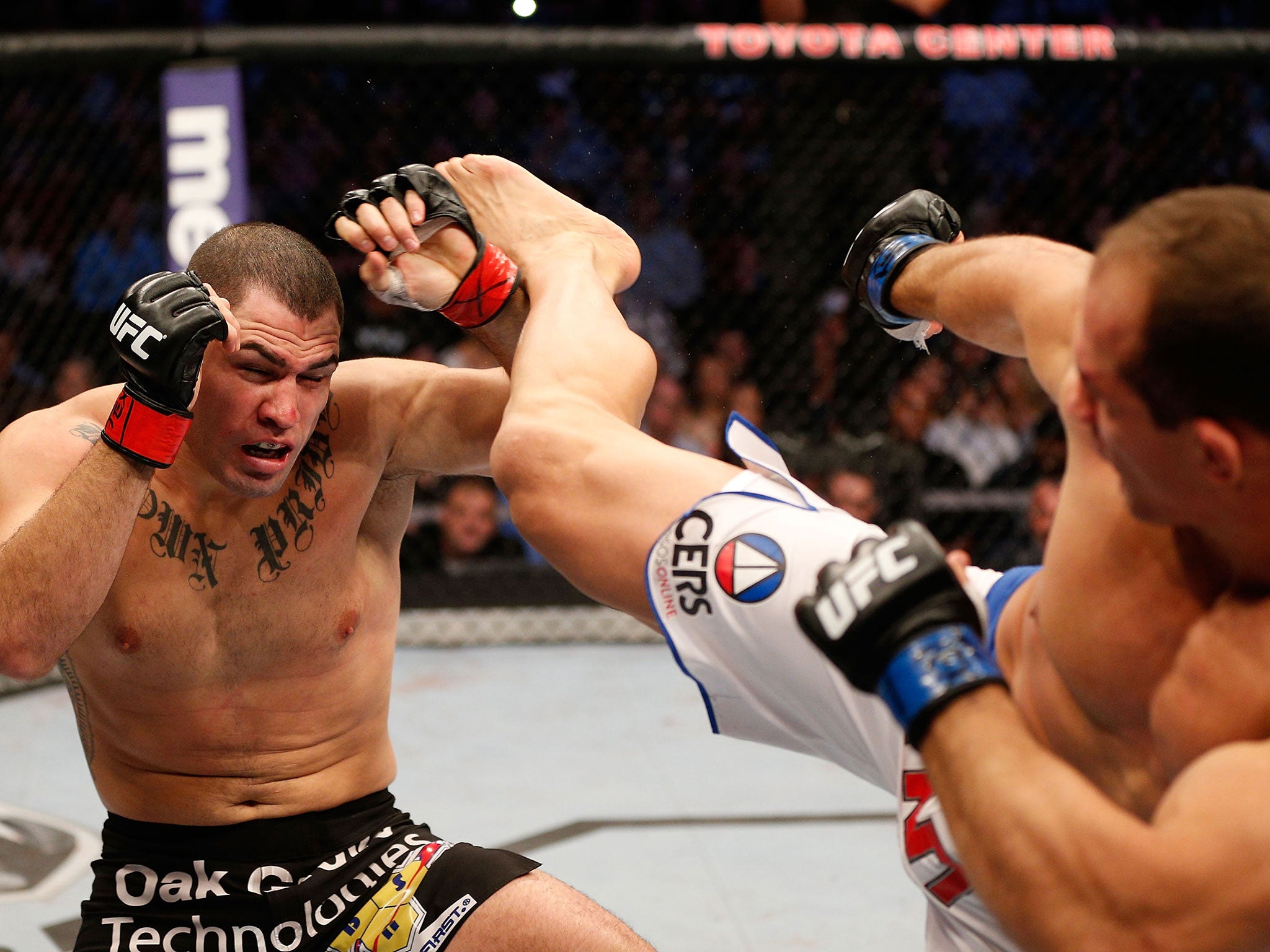 Junior dos Santos kicks Cain Velasquez