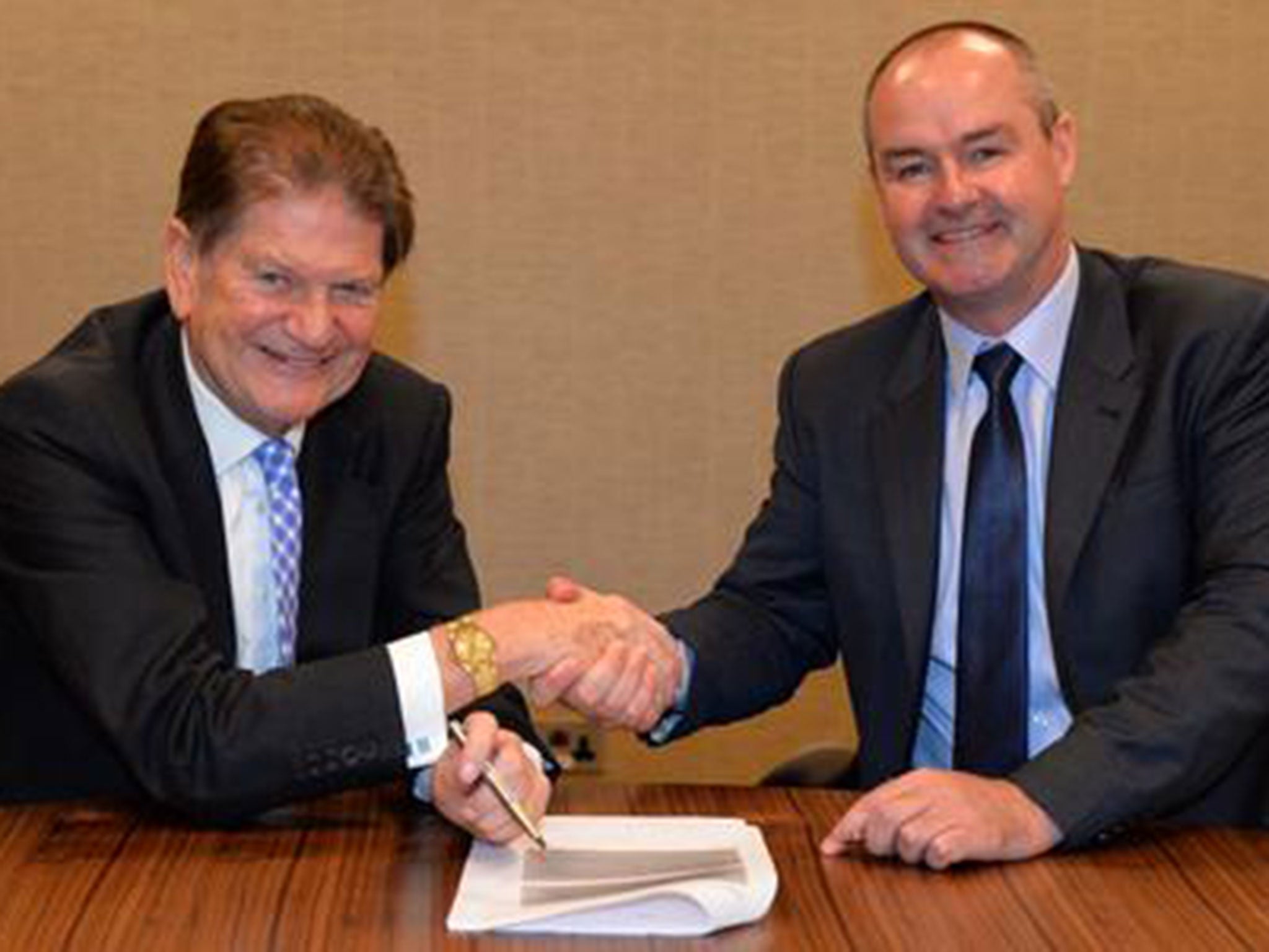 Steve Clarke (R) alongside Reading chairman John Madejski