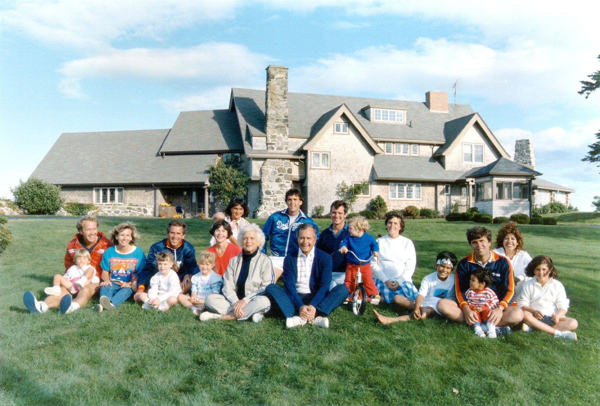 Portrait of the Bush family in front of their family home in 1986