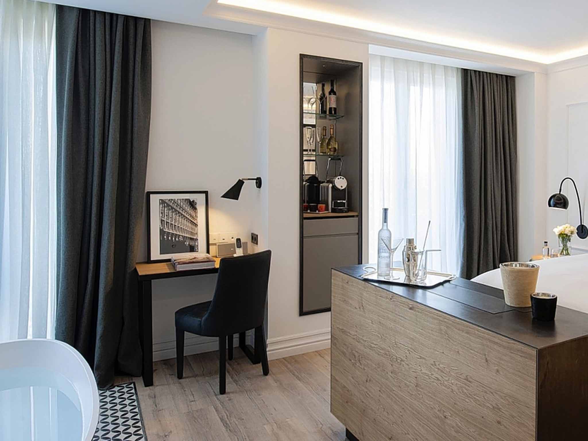 The Serras, Passeig de Colom