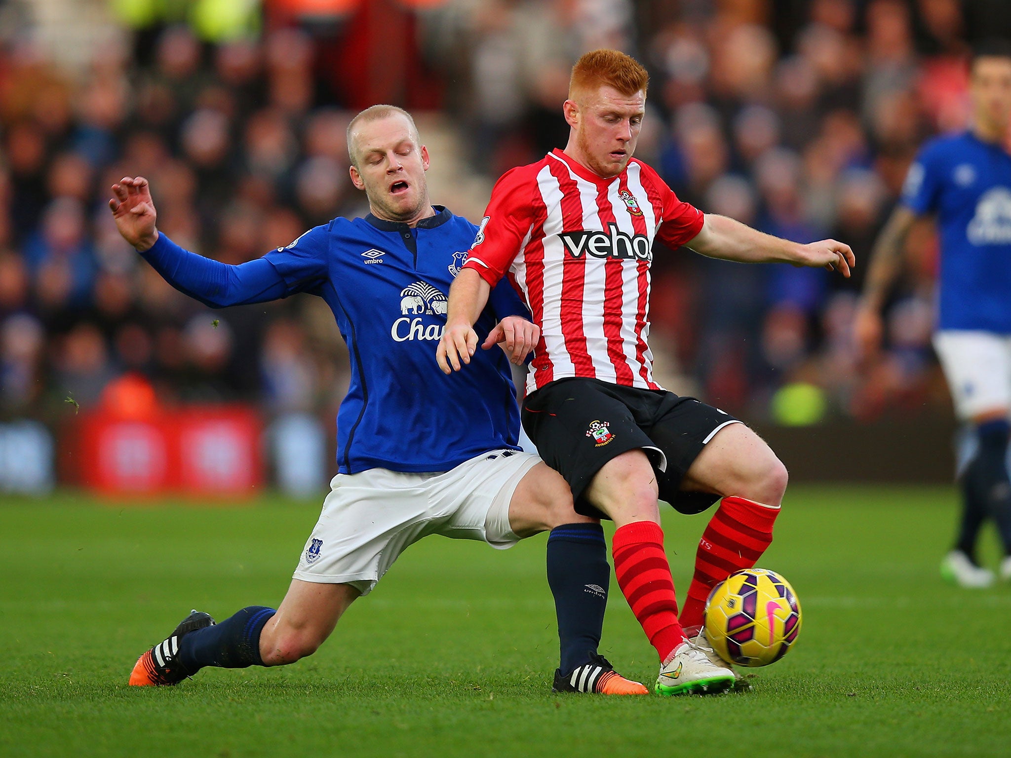 Harrison Reed evades the tackle of Steven Naismith