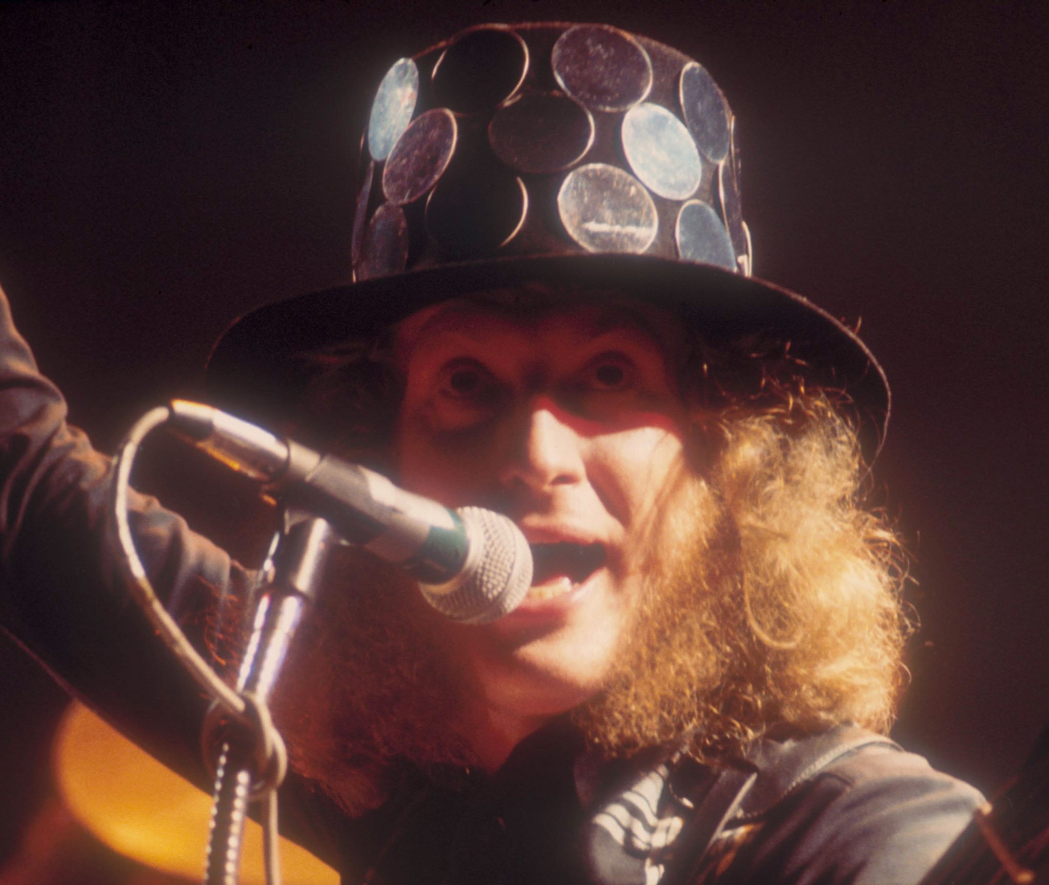 Noddy Holder singing Merry Xmas Everyone