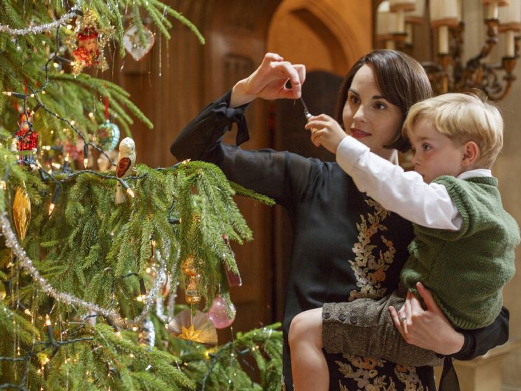 Lady Mary Crawley decorates Christmas tree