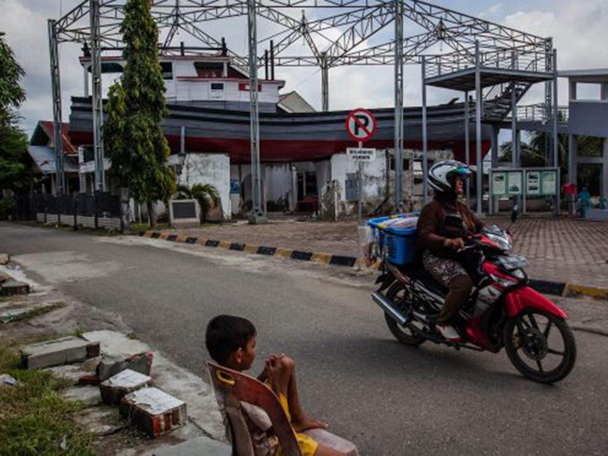 The boat washed up by the tsunami has now become a tourist attraction