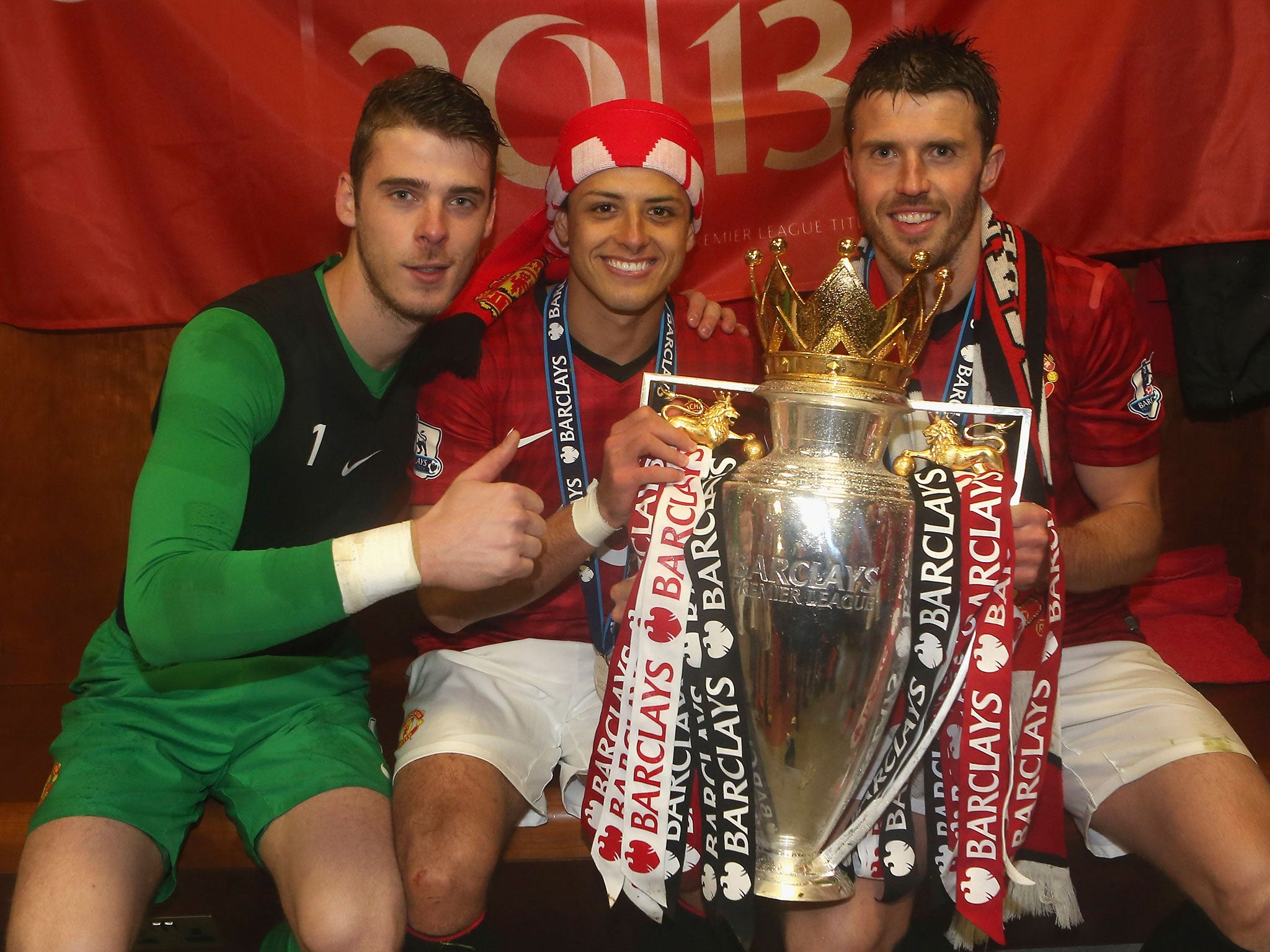 David De Gea, Javier Hernandez and Carrick with the 2012/13 Premier League trophy