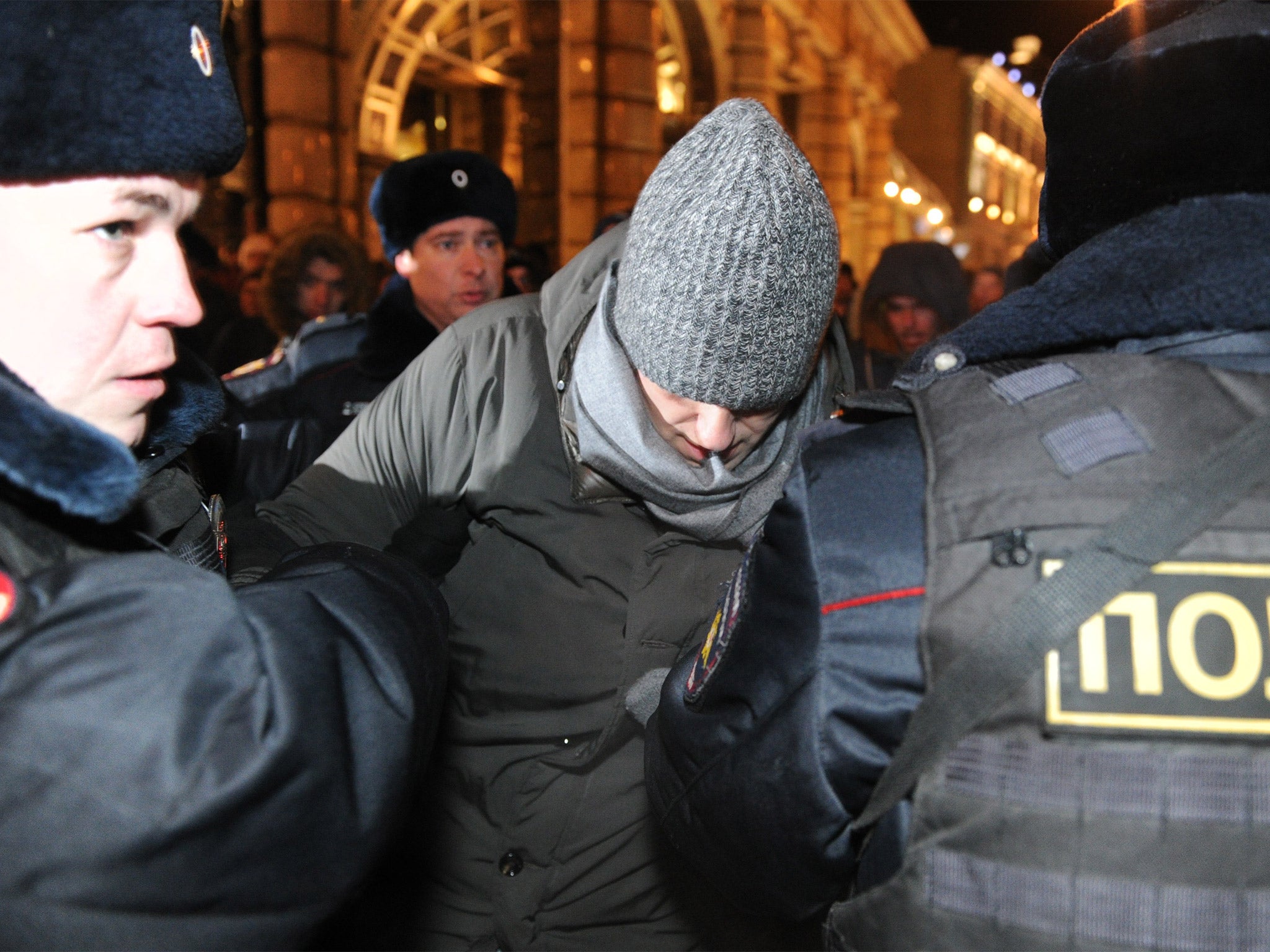 Police arresting Alexei Navalny on his way to the protest last night for breaking the terms of his house arrest