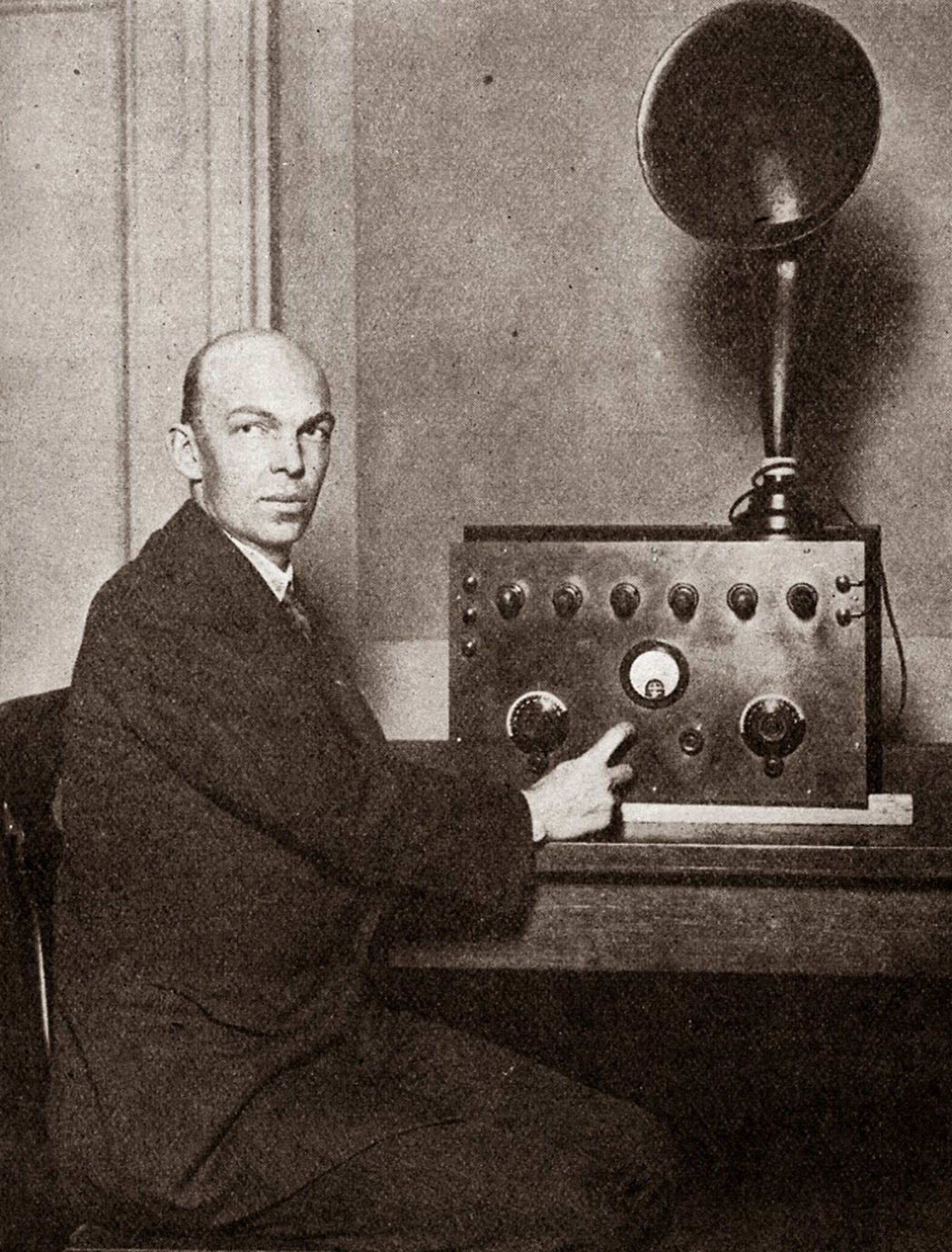 Edwin Armstrong demonstrated the first long-distance broadcast of his FM radio in 1939