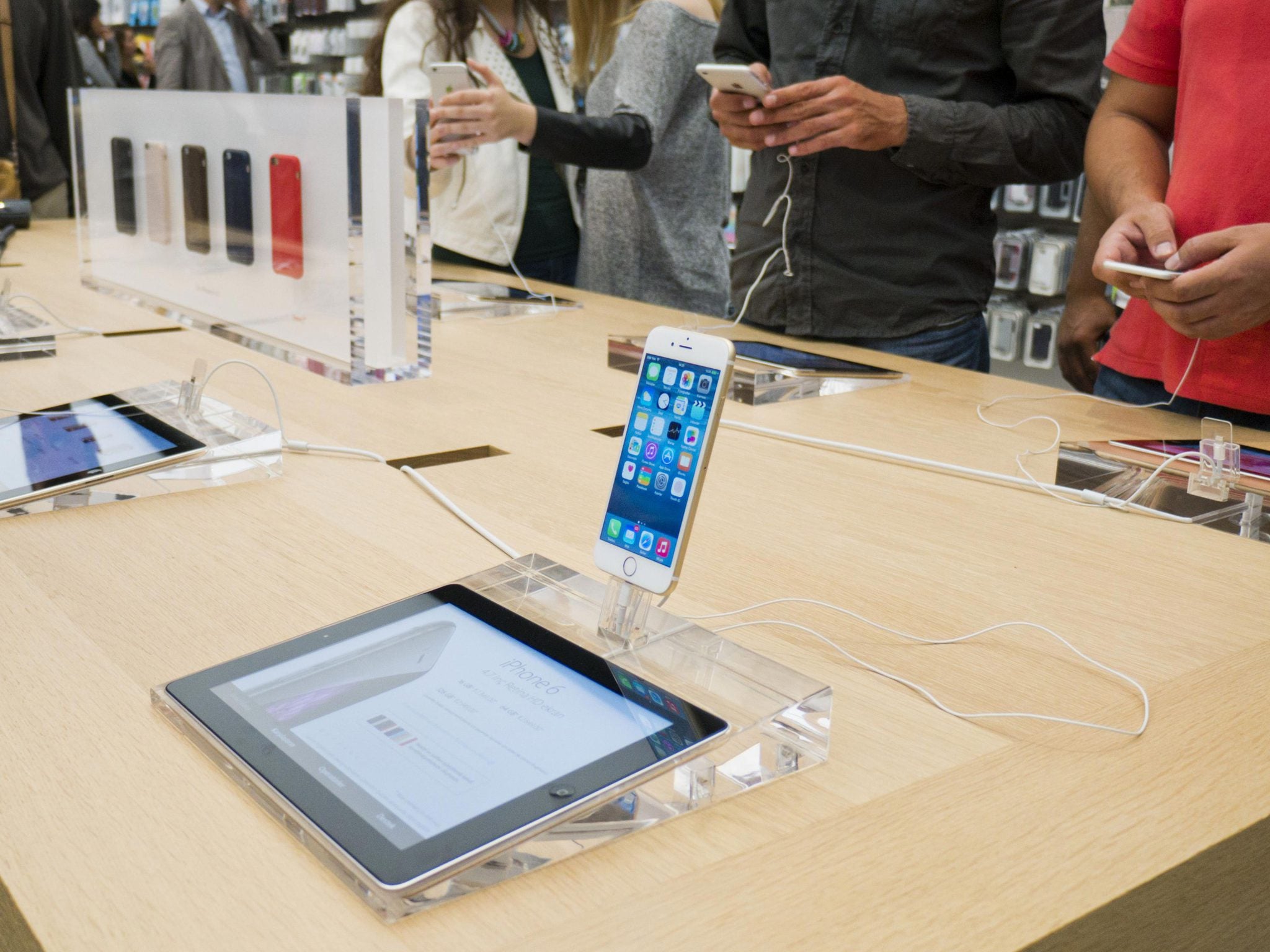 Two Californian residents have filed a lawsuit against Apple for misleading them over iOS 8 (Image: Rex)