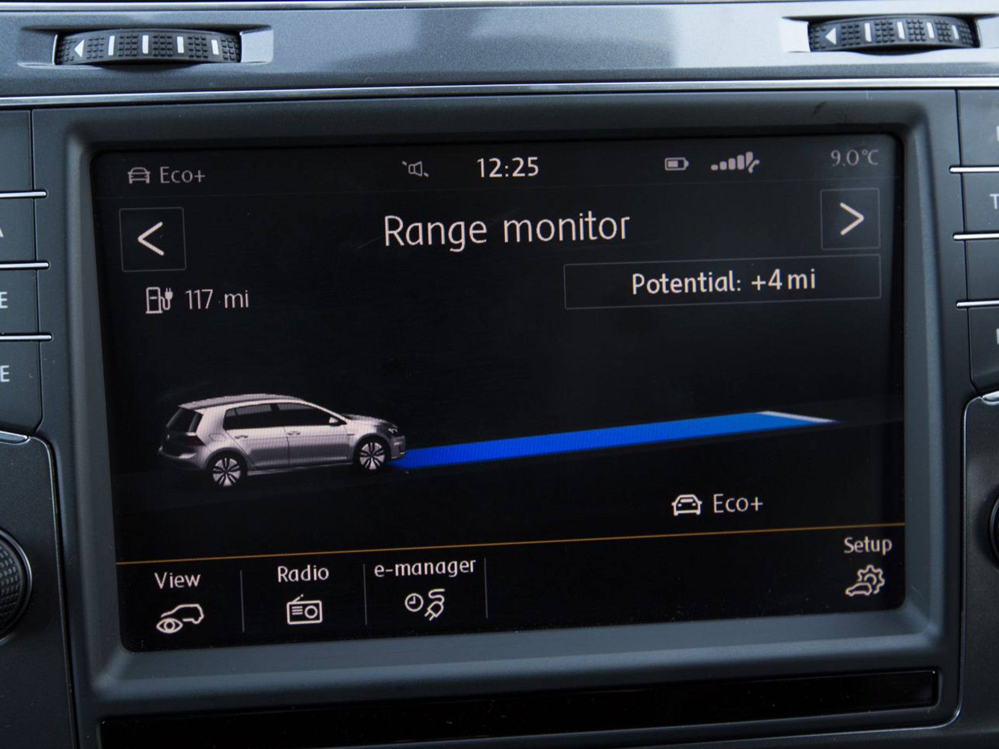 The VW e-Golf’s dashboard range monitor