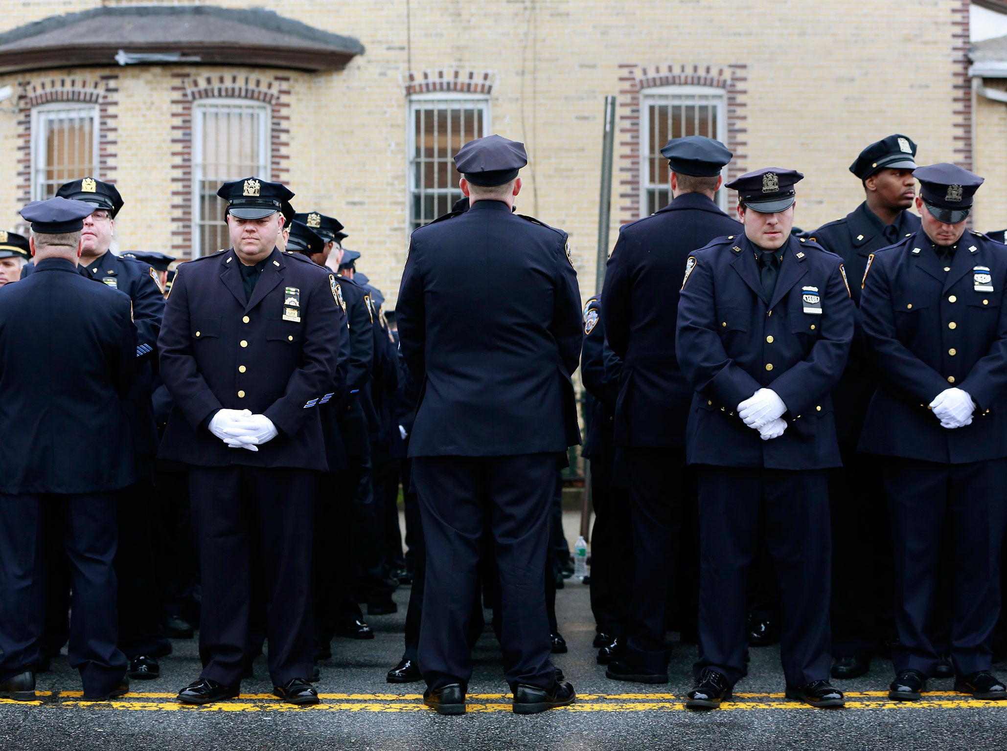 Police turn their backs on Mayor Bill de Blasio at funeral of police man Wenjian Liu