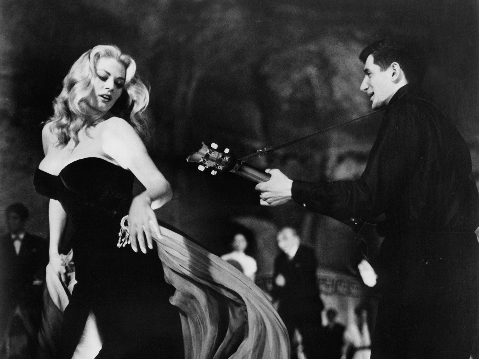 Anita Ekberg dancing to guitarist in a scene from the film 'La Dolce Vita', 1960/Anita Ekberg, star of La Dolce Vita, dies aged 83