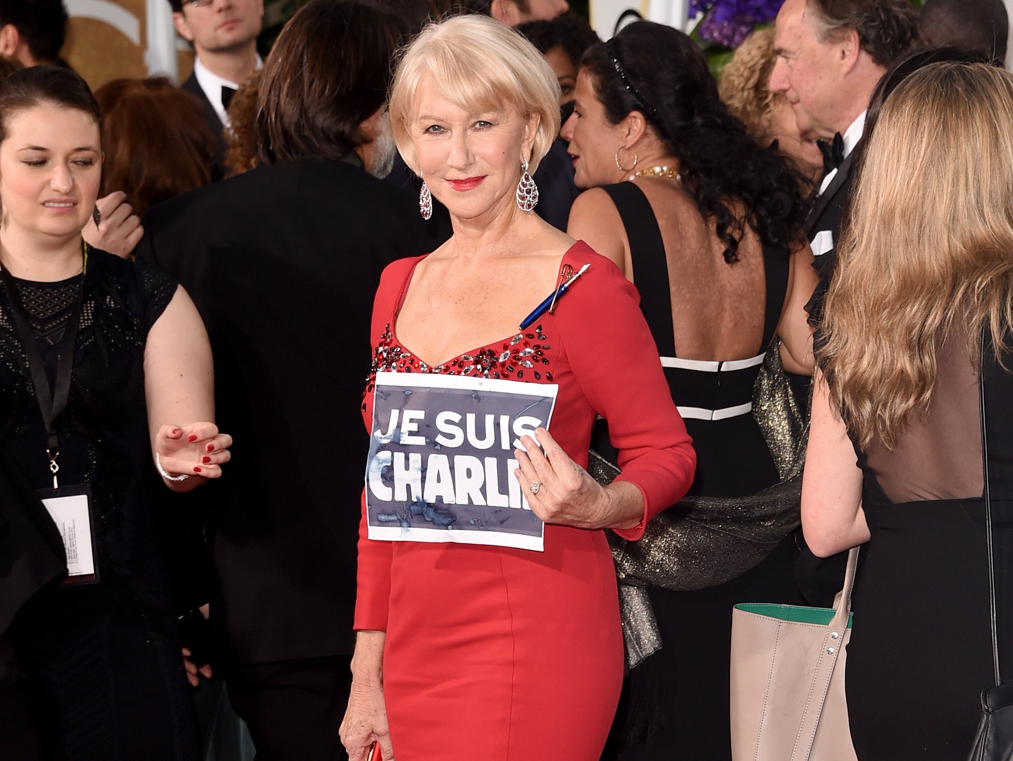 Helen Mirren holds a Je suis Charlie sign at the Golden Globes