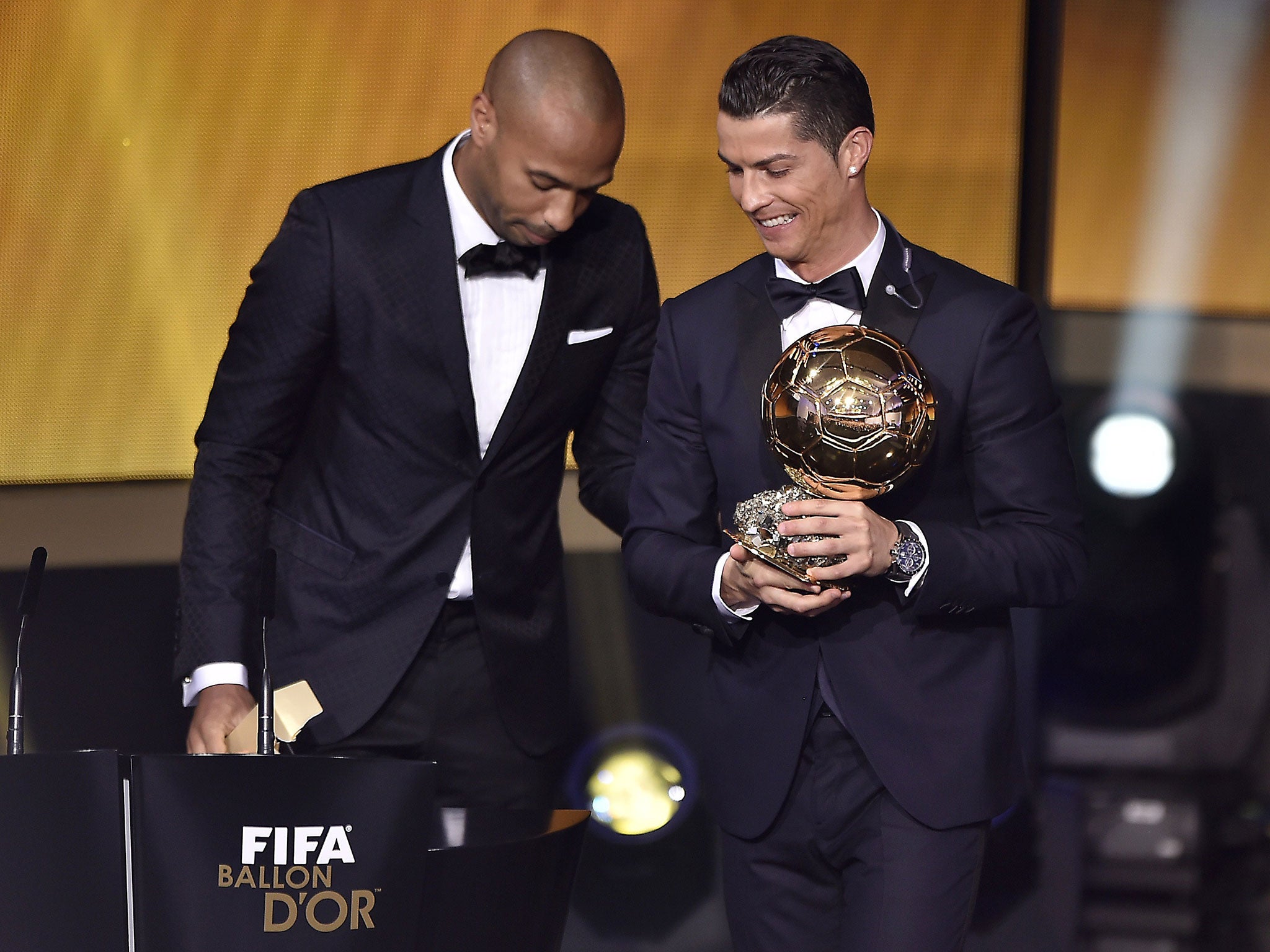 Henry presents Ronaldo with the 2014 Ballon d'Or award