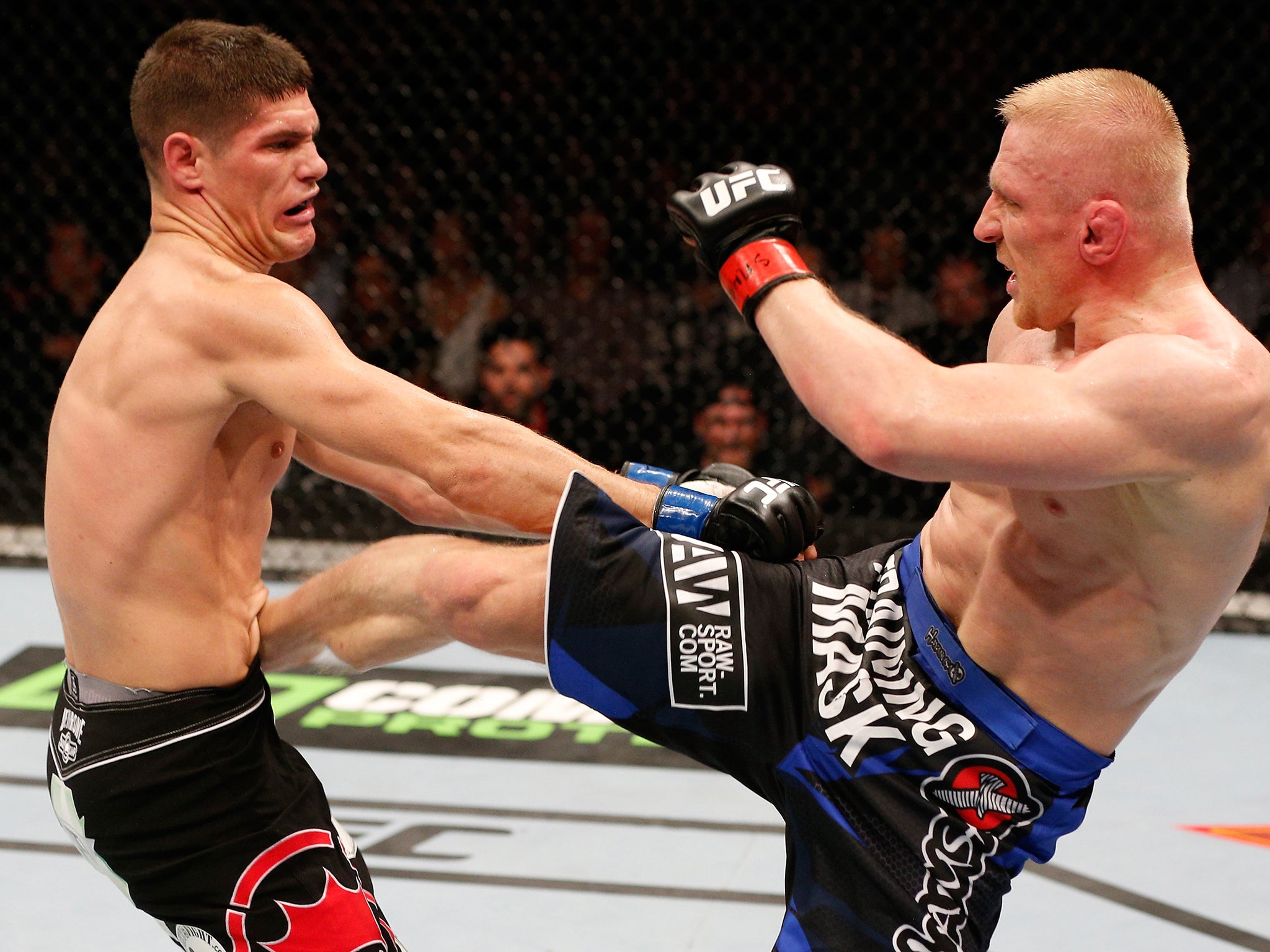 Dennis Siver of Germany kicks Charles Rosa - Josh Hedges / Zuffa LLC