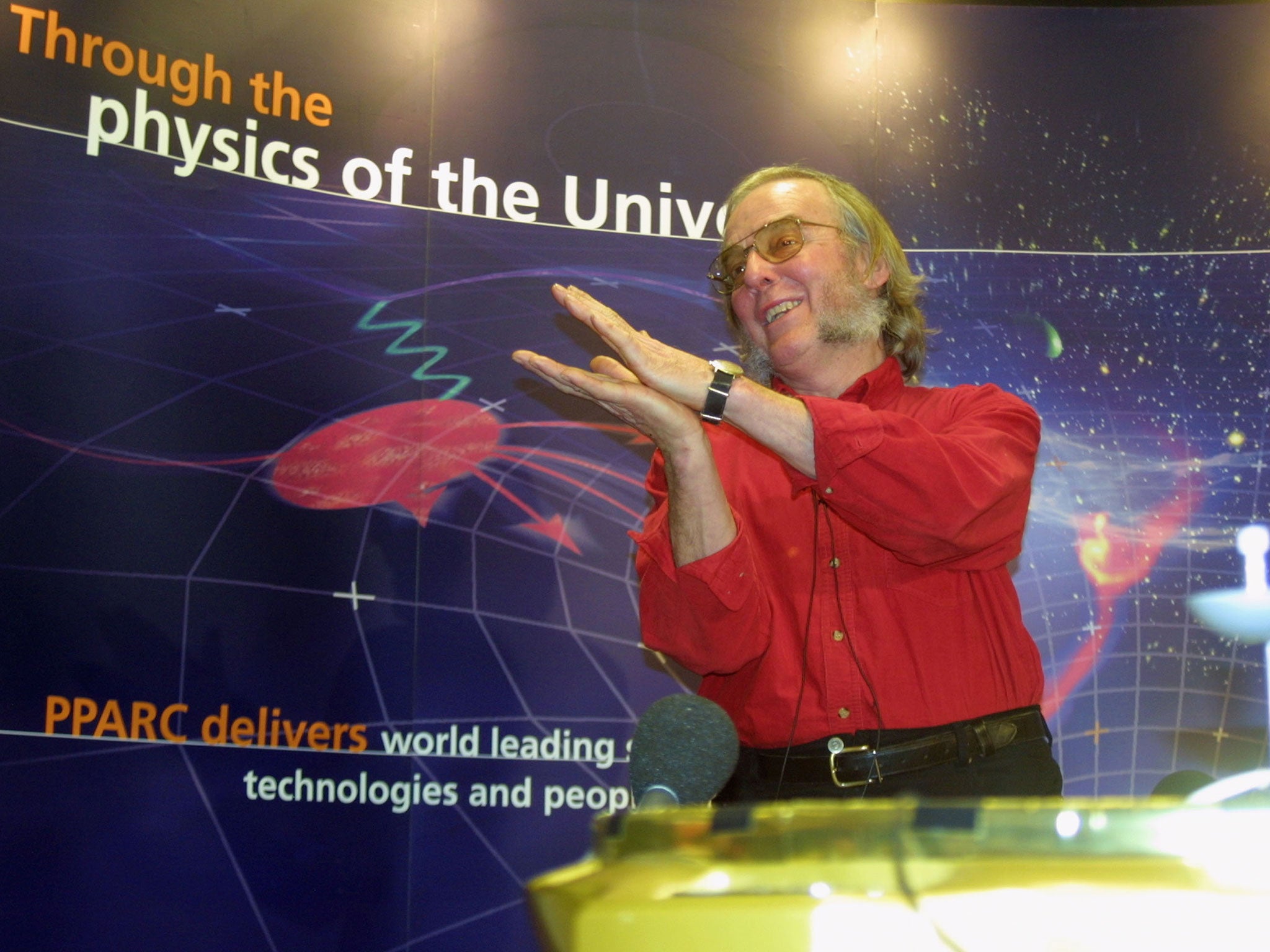 Colin Pillinger speaks at a press conference on Christmas Day 2003