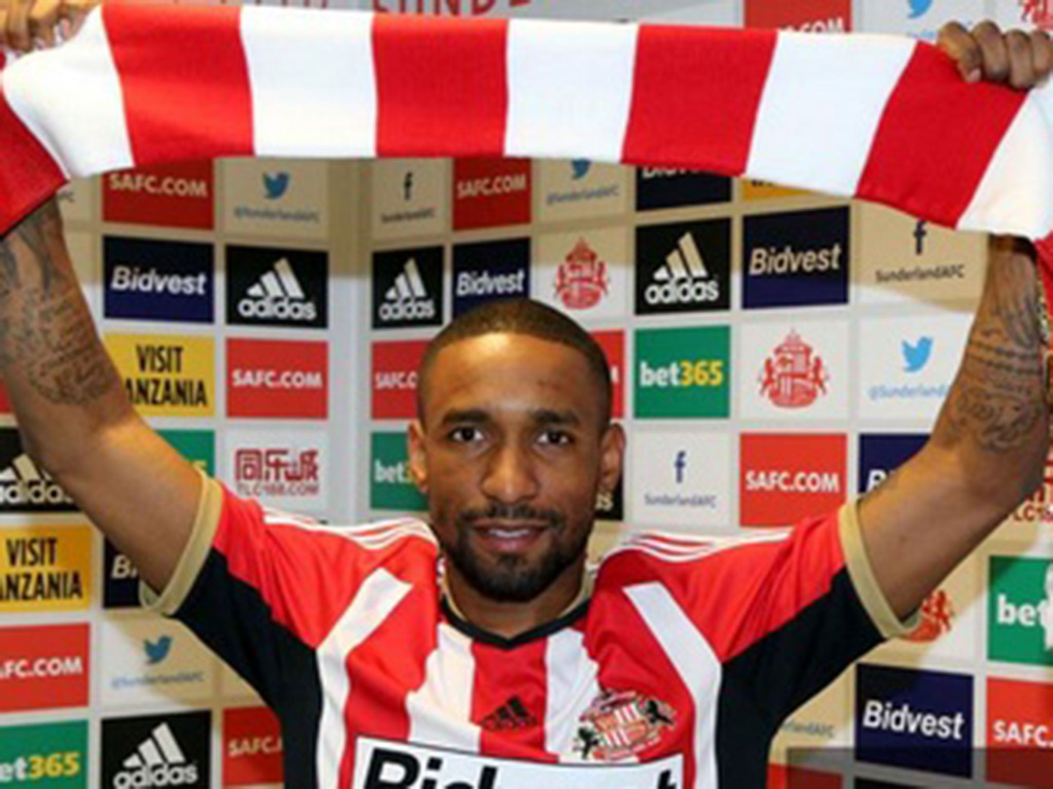 Defoe poses in his new Sunderland shirt