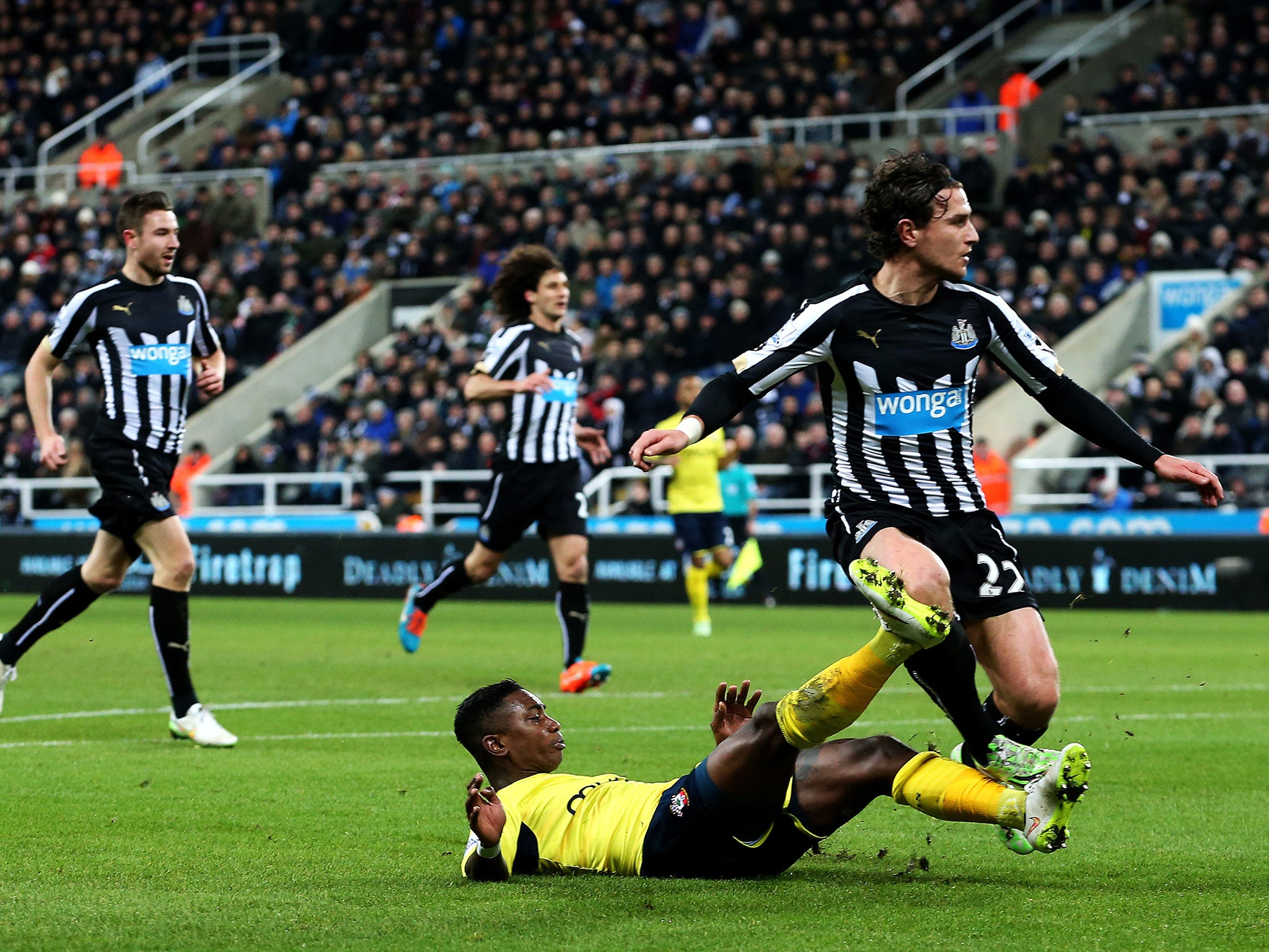 Eljero Elia scores the opening goal for Southampton