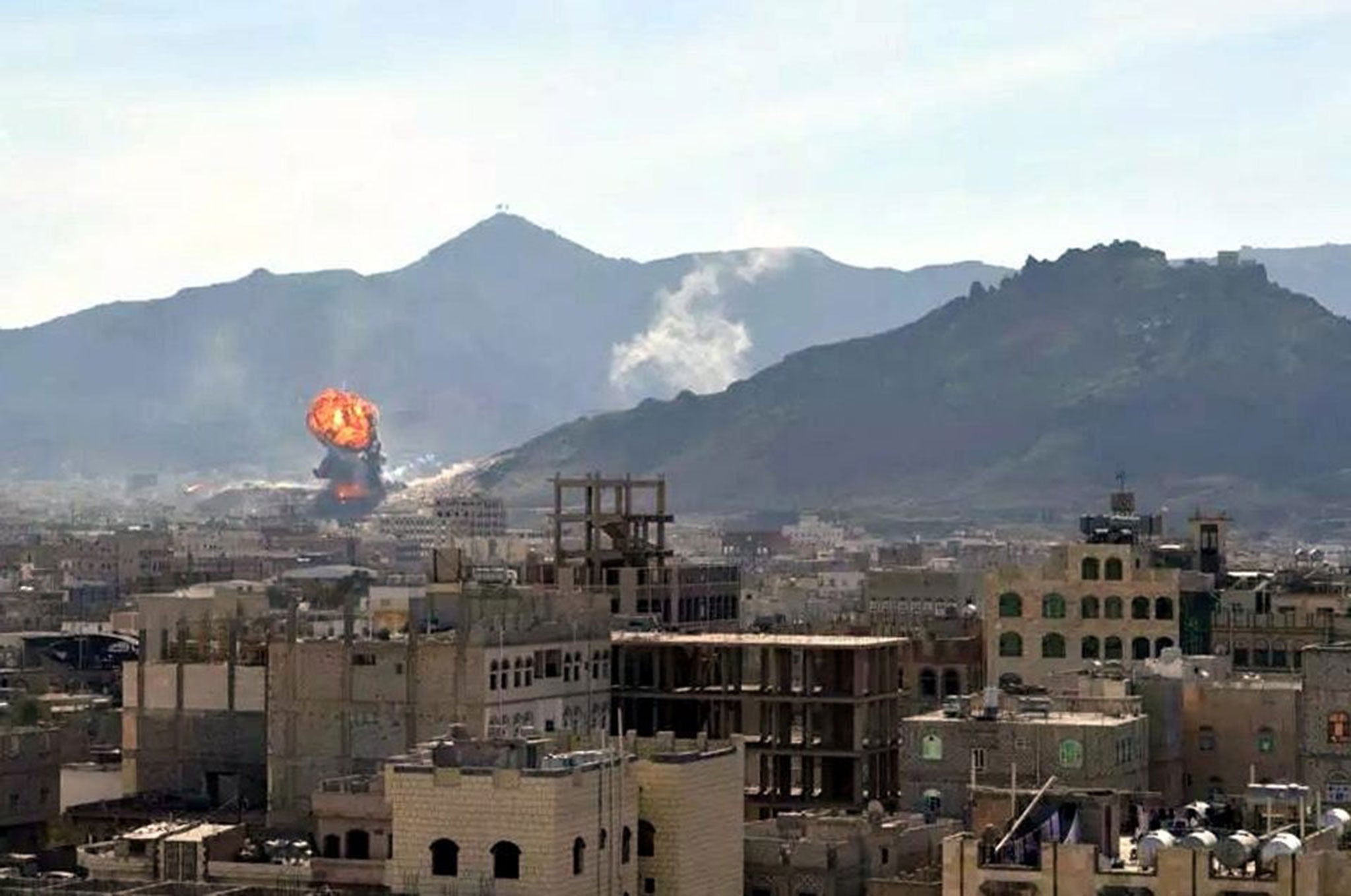 Smoke and flames rising during heavy clashes between presidential guards and Shiite Houthi rebels in Sanaa