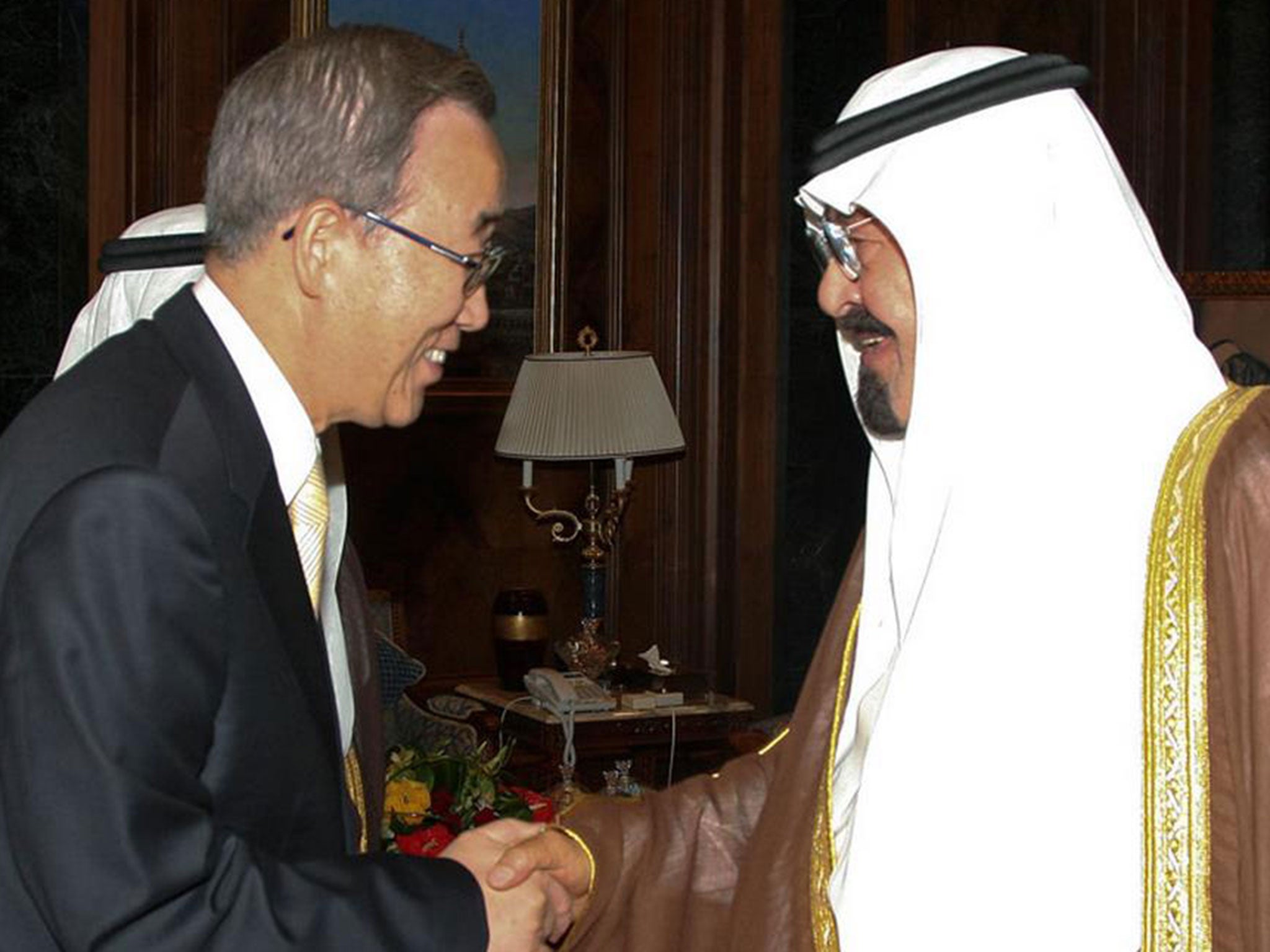 Secretary-General Ban Ki-moon (left), on a June 2008 visit to Saudi Arabia, is greeted by King Abdullah in Jeddah.